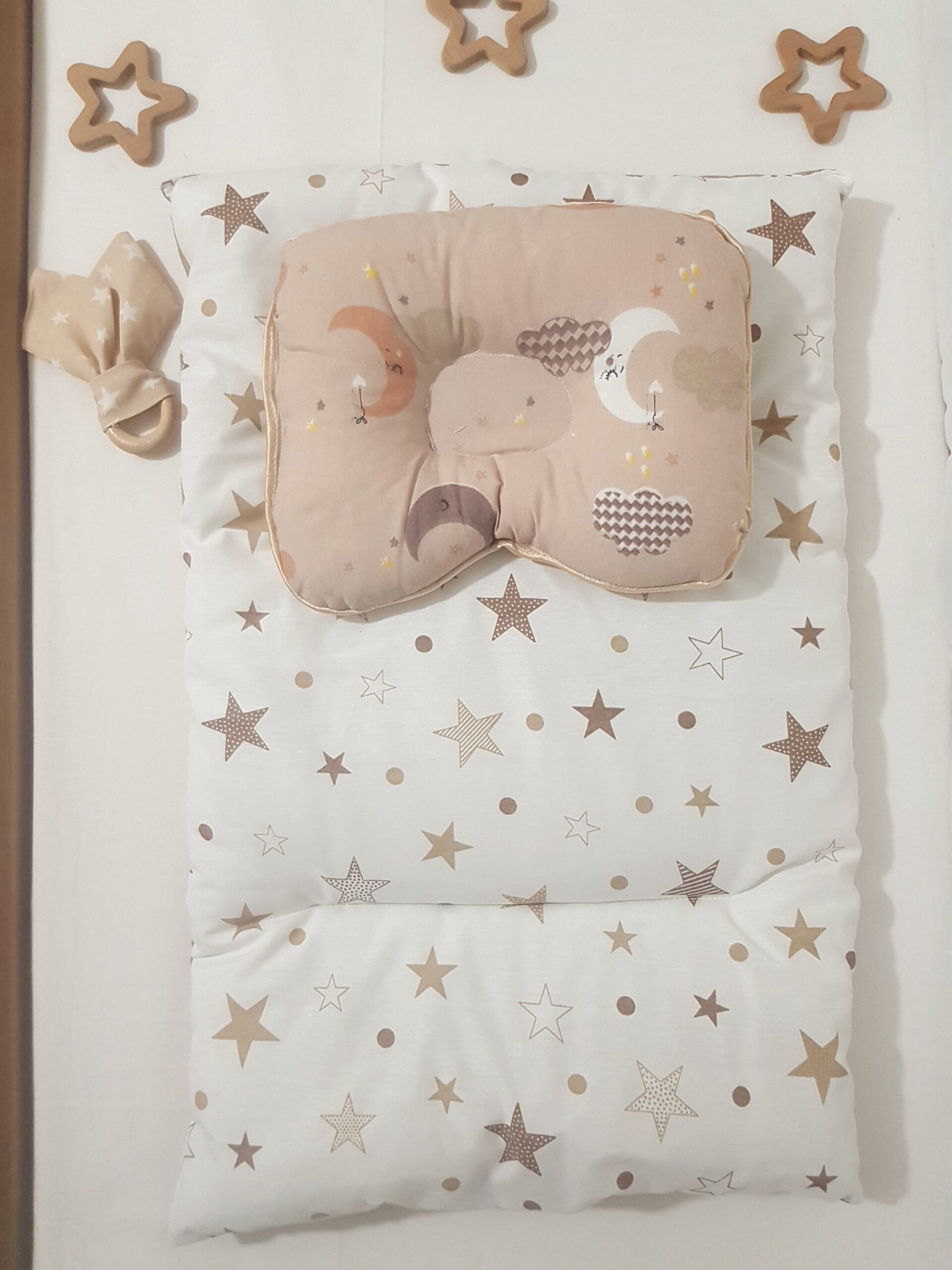 Alt_Açma_Minderi_Baş_Düzeltme_Yastığı_Diş_Kaşıyıcı_Ahşap_Halka_Kahverengi_1 Ahşap Diş Kaşıyıcı Halka, Alt Açma Minderi, Anne & Bebek Bakım, Baş Düzeltme Yastığı, Bebek Alt Değiştirme, Hediyeli Ürün, Yastıklı Alt Açma Minderi, Bebek Alt Açma Minderi, Alt Açma Yastıklı, Çift Taraflı Alt Açma Minderi