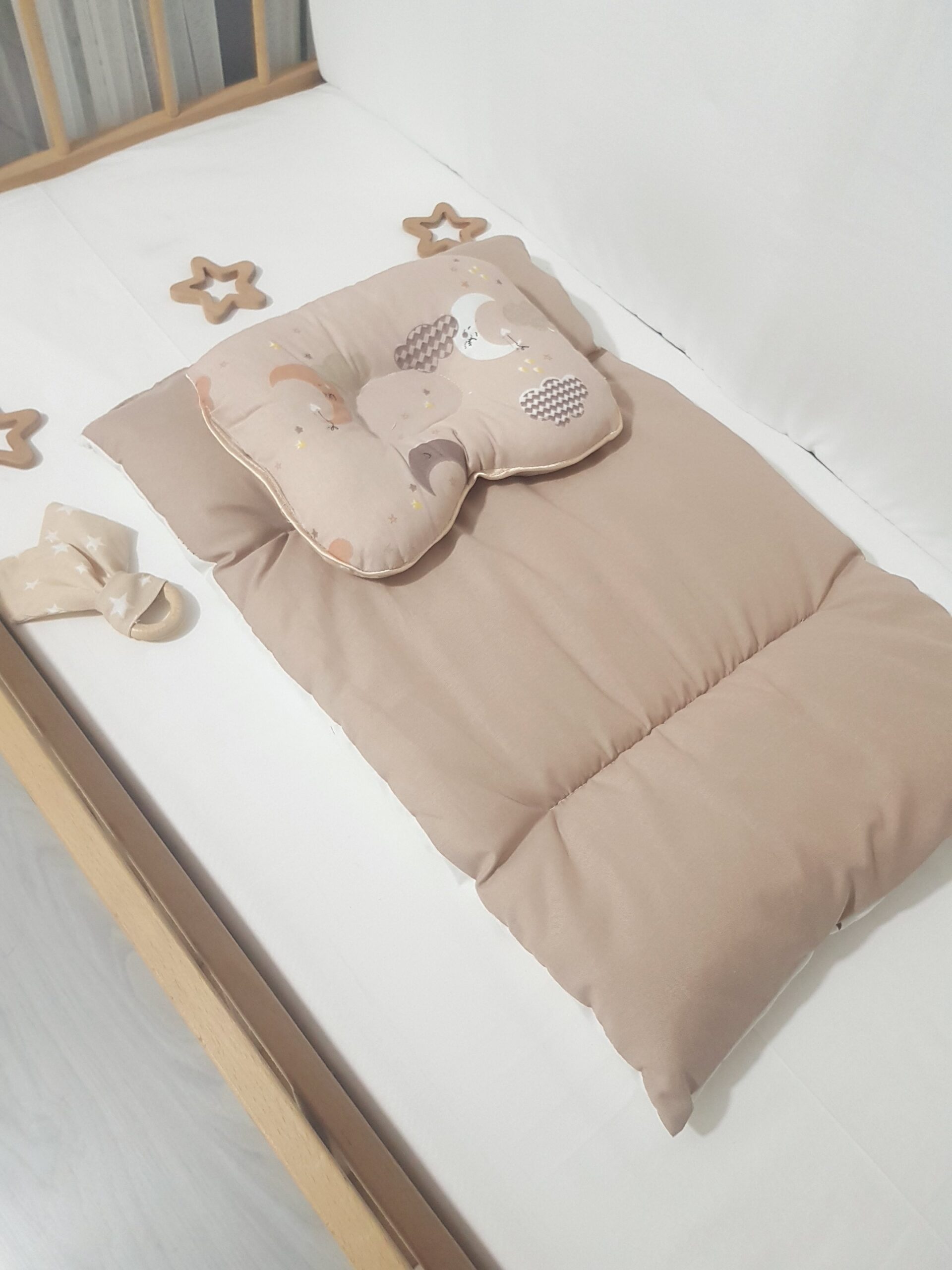 Alt_Açma_Minderi_Baş_Düzeltme_Yastığı_Diş_Kaşıyıcı_Ahşap_Halka_Kahverengi_4 Ahşap Diş Kaşıyıcı Halka, Alt Açma Minderi, Anne & Bebek Bakım, Baş Düzeltme Yastığı, Bebek Alt Değiştirme, Hediyeli Ürün, Yastıklı Alt Açma Minderi, Bebek Alt Açma Minderi, Alt Açma Yastıklı, Çift Taraflı Alt Açma Minderi