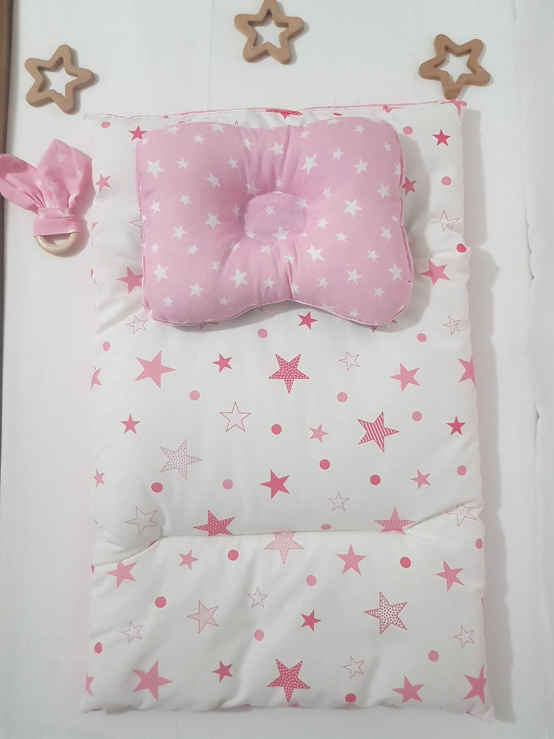 Alt_Açma_Minderi_Baş_Düzeltme_Yastığı_Diş_Kaşıyıcı_Ahşap_Halka_Pembe_Yıldız-1 Ahşap Diş Kaşıyıcı Halka, Alt Açma Minderi, Anne & Bebek Bakım, Baş Düzeltme Yastığı, Bebek Alt Değiştirme, Hediyeli Ürün, Yastıklı Alt Açma Minderi, Bebek Alt Açma Minderi, Alt Açma Yastıklı, Çift Taraflı Alt Açma Minderi