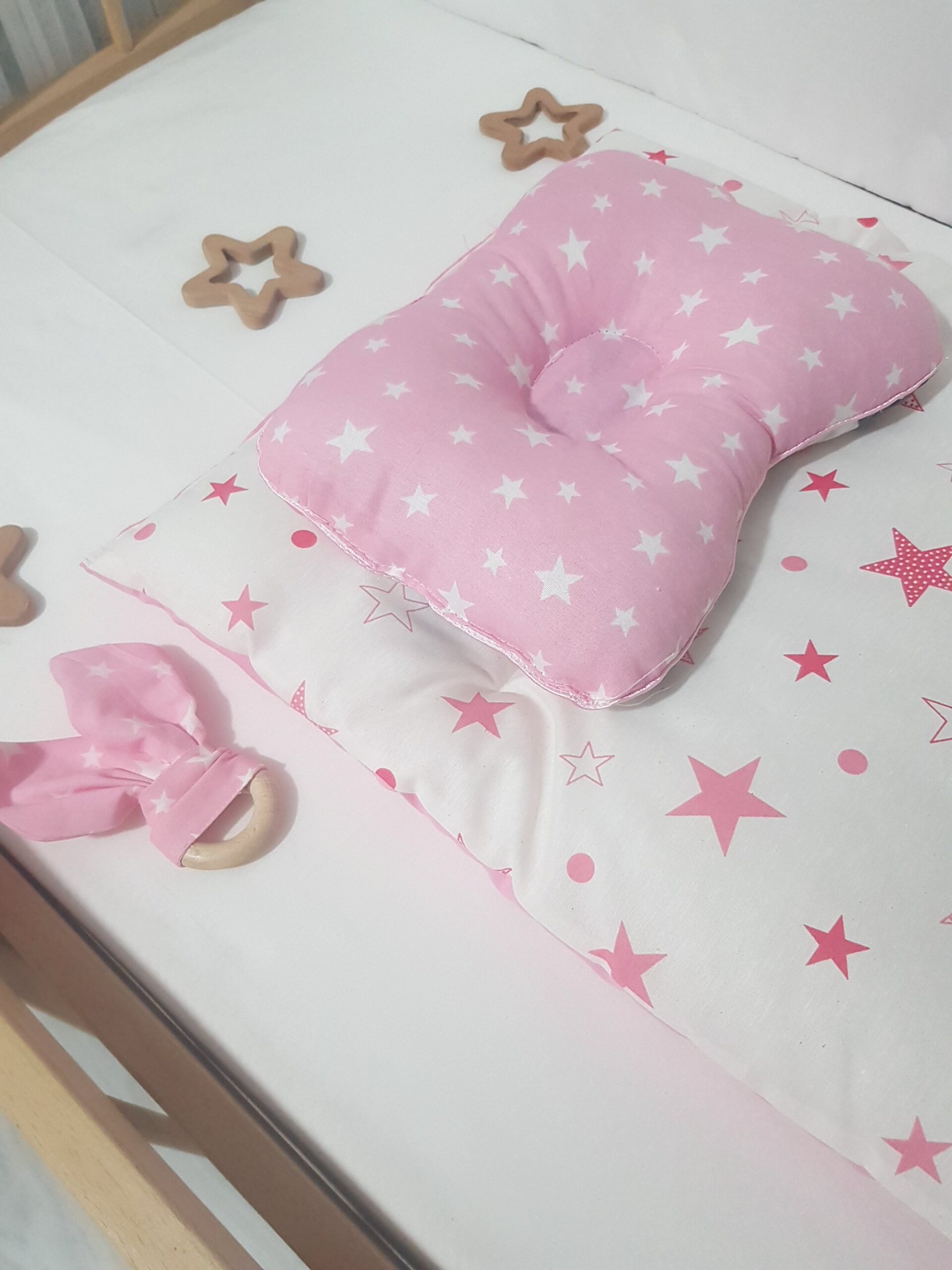 Alt_Açma_Minderi_Baş_Düzeltme_Yastığı_Diş_Kaşıyıcı_Ahşap_Halka_Pembe_Yıldız-3 Ahşap Diş Kaşıyıcı Halka, Alt Açma Minderi, Anne & Bebek Bakım, Baş Düzeltme Yastığı, Bebek Alt Değiştirme, Hediyeli Ürün, Yastıklı Alt Açma Minderi, Bebek Alt Açma Minderi, Alt Açma Yastıklı, Çift Taraflı Alt Açma Minderi