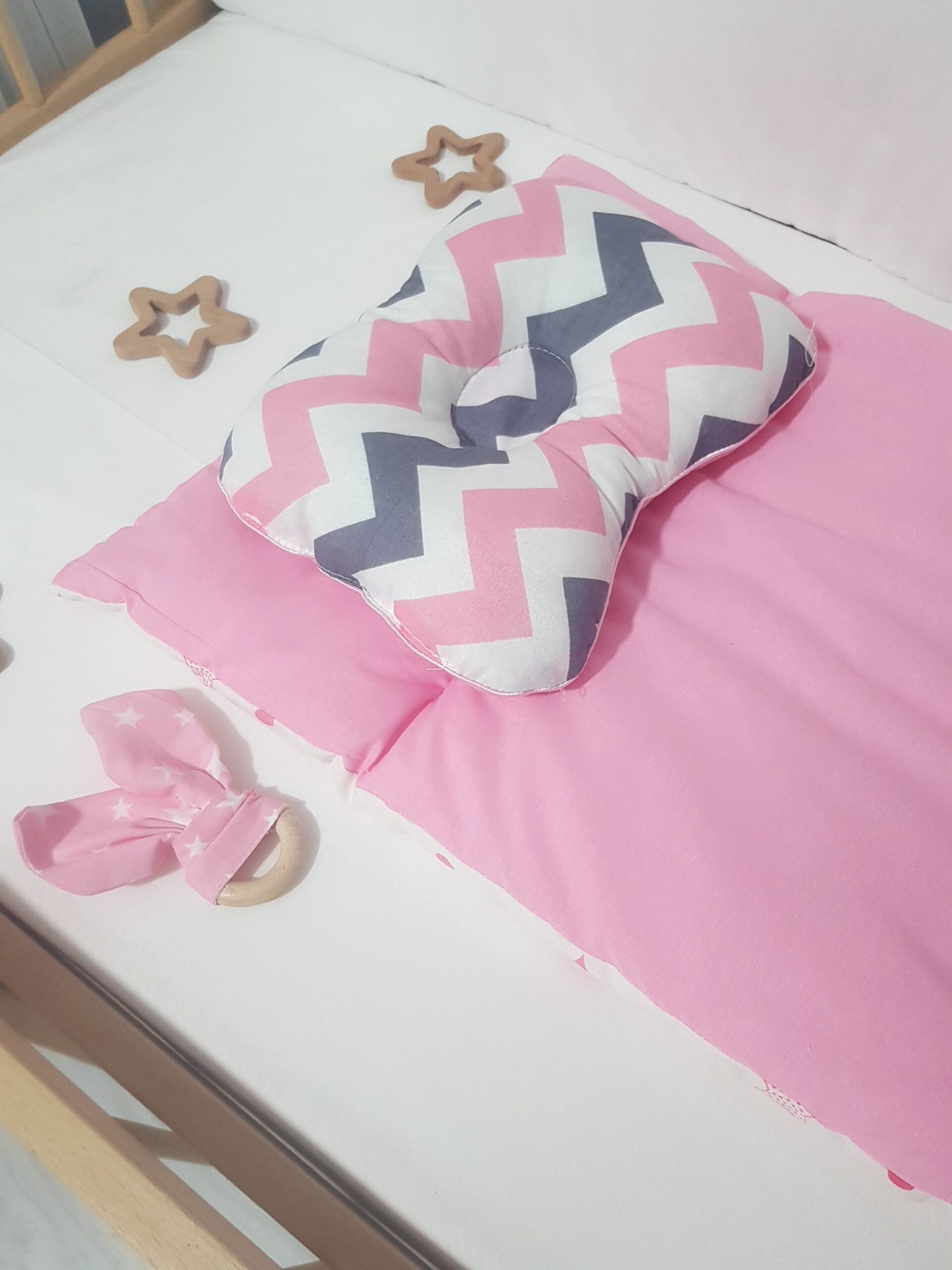 Alt_Açma_Minderi_Baş_Düzeltme_Yastığı_Diş_Kaşıyıcı_Ahşap_Halka_Pembe_Yıldız-4 Ahşap Diş Kaşıyıcı Halka, Alt Açma Minderi, Anne & Bebek Bakım, Baş Düzeltme Yastığı, Bebek Alt Değiştirme, Hediyeli Ürün, Yastıklı Alt Açma Minderi, Bebek Alt Açma Minderi, Alt Açma Yastıklı, Çift Taraflı Alt Açma Minderi