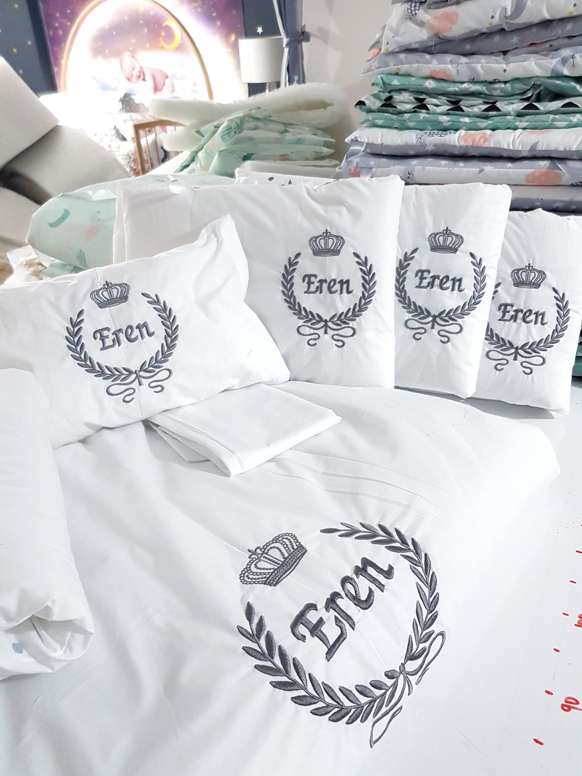 B2_Nakışlı_Bebek_Uyku_Seti_Başak_ve_Taç_İsme_Özel_(1) Bebek Odası , Çocuk Odası , Bebek Uyku Seti , Çocuk Uyku Seti , Bebek İsimli Kişiye Özel , Nakışlı Bebek Uyku Seti , İsme Özel Nakışlı Uyku Seti , Bebek İsimli Uyku Seti , Nakışlı Uyku Seti , Yorgan, Çarşaf, Yastık, Nevresim Takımı, Nevresim Seti , Beşik Yan Koruma, Beşik Kenar Korumalık , Lüks Cibinlik , Cibinlik Aparatı , Park Beşik , Mobilya Beşik , Sepet Beşik , Uyku Arkadaşı Yastık , Ay Bulut Yıldız Süs Yastıkları