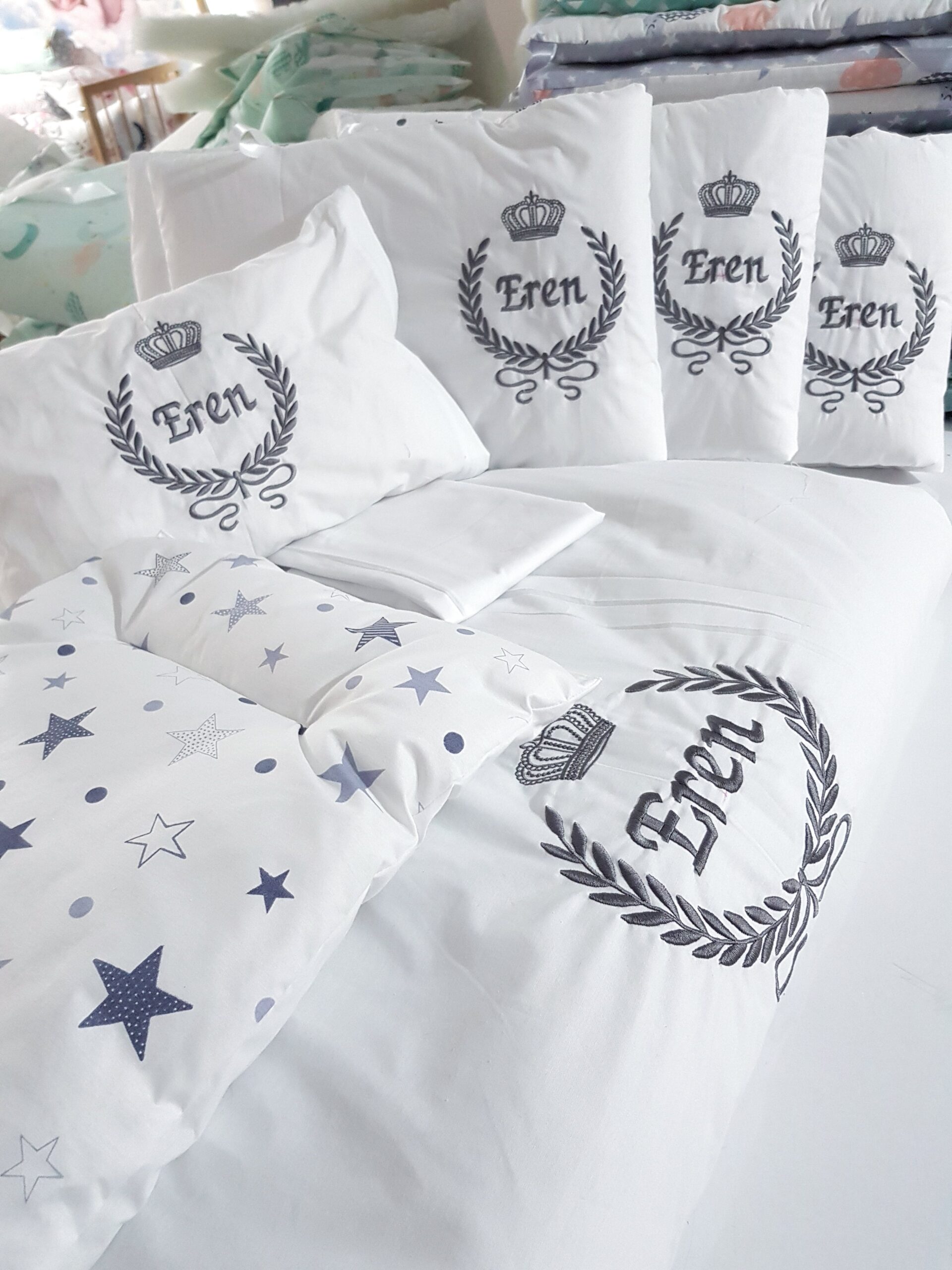 B2_Nakışlı_Bebek_Uyku_Seti_Başak_ve_Taç_İsme_Özel_(2) Bebek Odası , Çocuk Odası , Bebek Uyku Seti , Çocuk Uyku Seti , Bebek İsimli Kişiye Özel , Nakışlı Bebek Uyku Seti , İsme Özel Nakışlı Uyku Seti , Bebek İsimli Uyku Seti , Nakışlı Uyku Seti , Yorgan, Çarşaf, Yastık, Nevresim Takımı, Nevresim Seti , Beşik Yan Koruma, Beşik Kenar Korumalık , Lüks Cibinlik , Cibinlik Aparatı , Park Beşik , Mobilya Beşik , Sepet Beşik , Uyku Arkadaşı Yastık , Ay Bulut Yıldız Süs Yastıkları