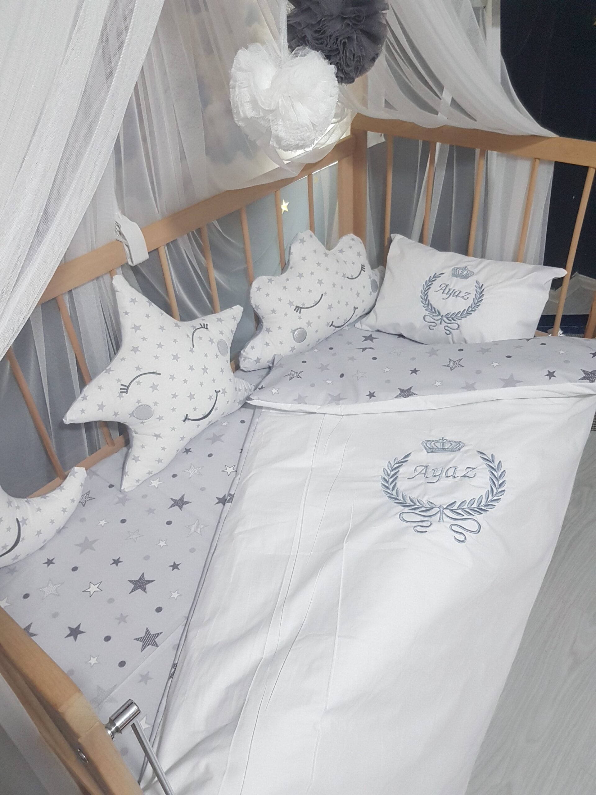 Bebek Odası , Çocuk Odası , Bebek Uyku Seti , Çocuk Uyku Seti , Bebek İsimli Kişiye Özel , Nakışlı Bebek Uyku Seti , İsme Özel Nakışlı Uyku Seti , Bebek İsimli Uyku Seti , Nakışlı Uyku Seti , Yorgan, Çarşaf, Yastık, Nevresim Takımı, Nevresim Seti , Beşik Yan Koruma, Beşik Kenar Korumalık , Lüks Cibinlik , Cibinlik Aparatı , Park Beşik , Mobilya Beşik , Sepet Beşik , Uyku Arkadaşı Yastık , Ay Bulut Yıldız Süs Yastıkları