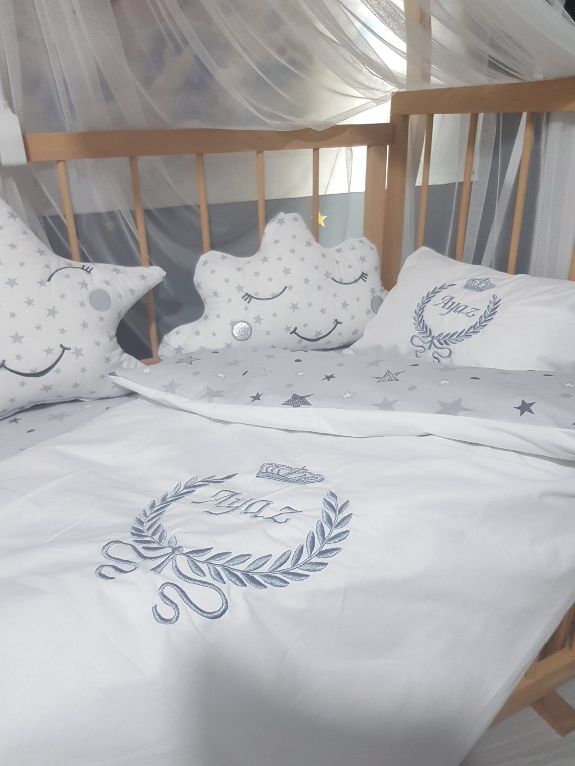 Bebek Odası , Çocuk Odası , Bebek Uyku Seti , Çocuk Uyku Seti , Bebek İsimli Kişiye Özel , Nakışlı Bebek Uyku Seti , İsme Özel Nakışlı Uyku Seti , Bebek İsimli Uyku Seti , Nakışlı Uyku Seti , Yorgan, Çarşaf, Yastık, Nevresim Takımı, Nevresim Seti , Beşik Yan Koruma, Beşik Kenar Korumalık , Lüks Cibinlik , Cibinlik Aparatı , Park Beşik , Mobilya Beşik , Sepet Beşik , Uyku Arkadaşı Yastık , Ay Bulut Yıldız Süs Yastıkları