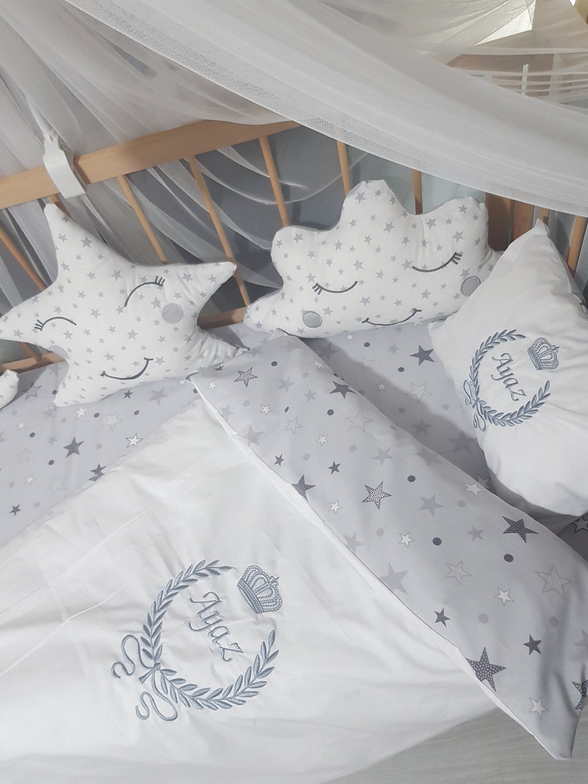 Bebek Odası , Çocuk Odası , Bebek Uyku Seti , Çocuk Uyku Seti , Bebek İsimli Kişiye Özel , Nakışlı Bebek Uyku Seti , İsme Özel Nakışlı Uyku Seti , Bebek İsimli Uyku Seti , Nakışlı Uyku Seti , Yorgan, Çarşaf, Yastık, Nevresim Takımı, Nevresim Seti , Beşik Yan Koruma, Beşik Kenar Korumalık , Lüks Cibinlik , Cibinlik Aparatı , Park Beşik , Mobilya Beşik , Sepet Beşik , Uyku Arkadaşı Yastık , Ay Bulut Yıldız Süs Yastıkları