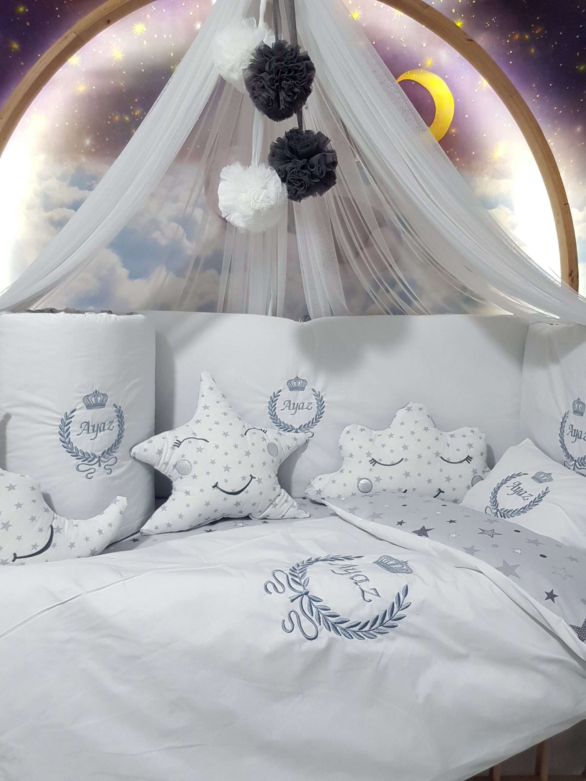 Bebek Odası , Çocuk Odası , Bebek Uyku Seti , Çocuk Uyku Seti , Bebek İsimli Kişiye Özel , Nakışlı Bebek Uyku Seti , İsme Özel Nakışlı Uyku Seti , Bebek İsimli Uyku Seti , Nakışlı Uyku Seti , Yorgan, Çarşaf, Yastık, Nevresim Takımı, Nevresim Seti , Beşik Yan Koruma, Beşik Kenar Korumalık , Lüks Cibinlik , Cibinlik Aparatı , Park Beşik , Mobilya Beşik , Sepet Beşik , Uyku Arkadaşı Yastık , Ay Bulut Yıldız Süs Yastıkları
