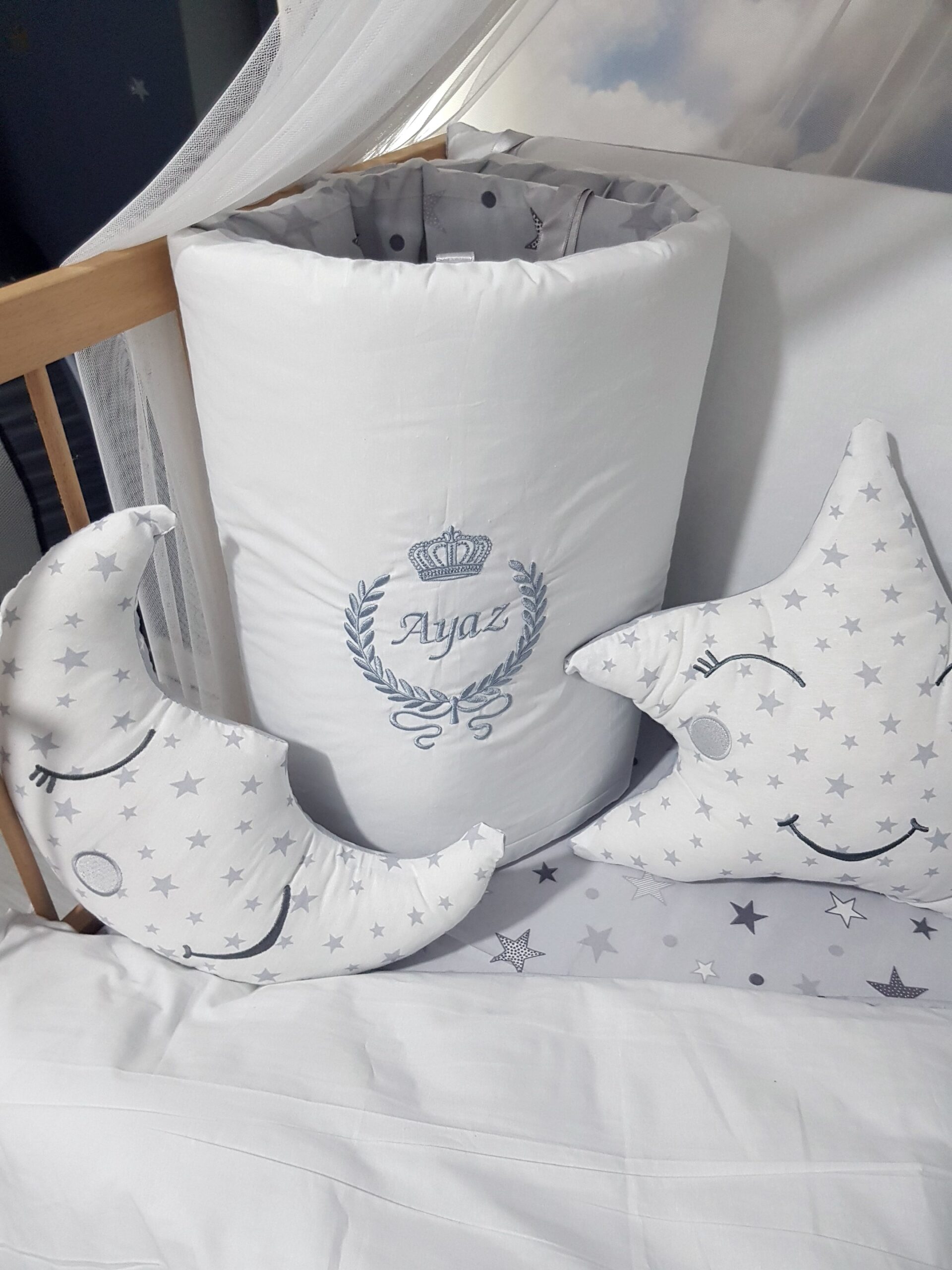 Bebek Odası , Çocuk Odası , Bebek Uyku Seti , Çocuk Uyku Seti , Bebek İsimli Kişiye Özel , Nakışlı Bebek Uyku Seti , İsme Özel Nakışlı Uyku Seti , Bebek İsimli Uyku Seti , Nakışlı Uyku Seti , Yorgan, Çarşaf, Yastık, Nevresim Takımı, Nevresim Seti , Beşik Yan Koruma, Beşik Kenar Korumalık , Lüks Cibinlik , Cibinlik Aparatı , Park Beşik , Mobilya Beşik , Sepet Beşik , Uyku Arkadaşı Yastık , Ay Bulut Yıldız Süs Yastıkları