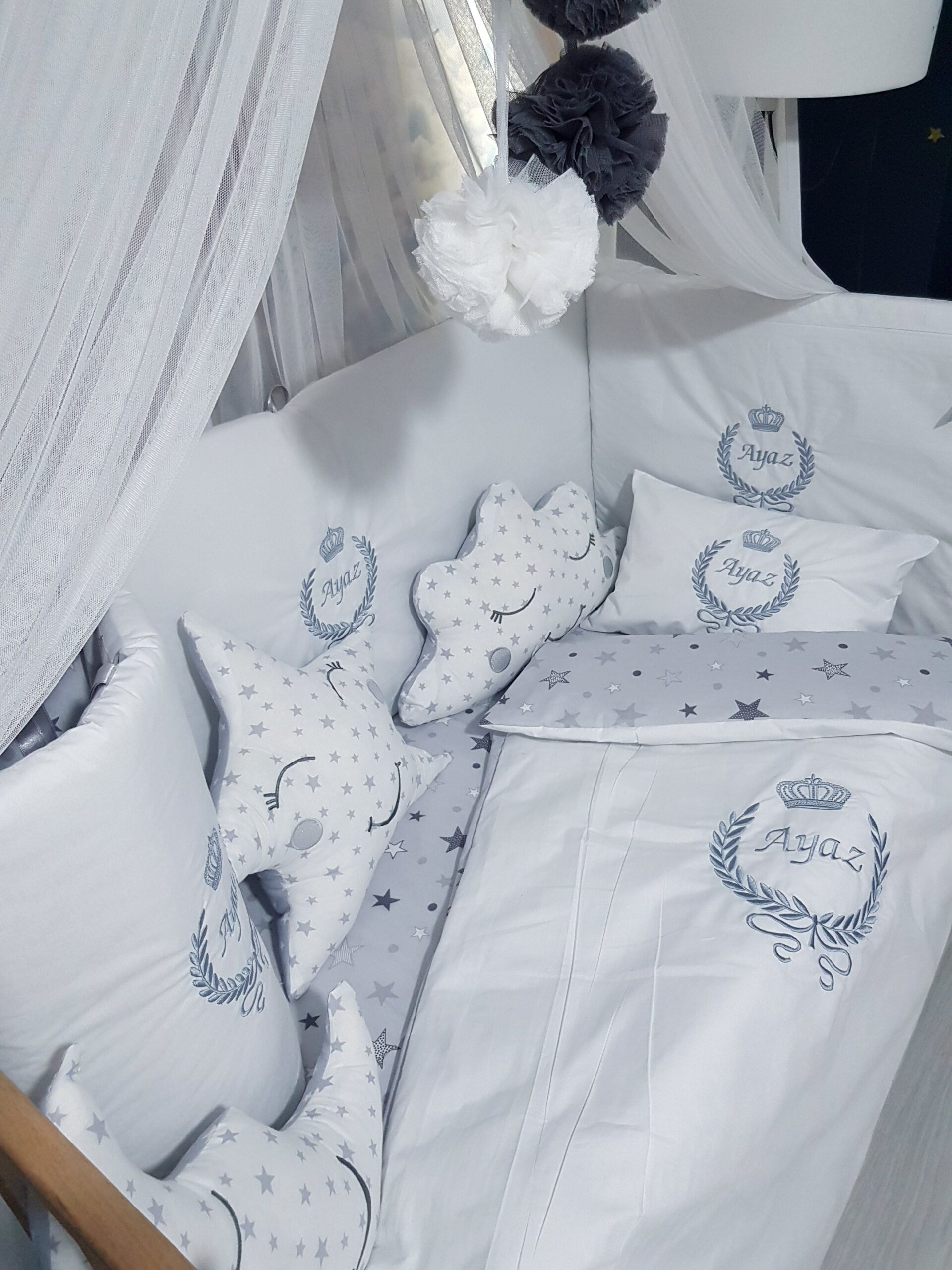 Bebek Odası , Çocuk Odası , Bebek Uyku Seti , Çocuk Uyku Seti , Bebek İsimli Kişiye Özel , Nakışlı Bebek Uyku Seti , İsme Özel Nakışlı Uyku Seti , Bebek İsimli Uyku Seti , Nakışlı Uyku Seti , Yorgan, Çarşaf, Yastık, Nevresim Takımı, Nevresim Seti , Beşik Yan Koruma, Beşik Kenar Korumalık , Lüks Cibinlik , Cibinlik Aparatı , Park Beşik , Mobilya Beşik , Sepet Beşik , Uyku Arkadaşı Yastık , Ay Bulut Yıldız Süs Yastıkları