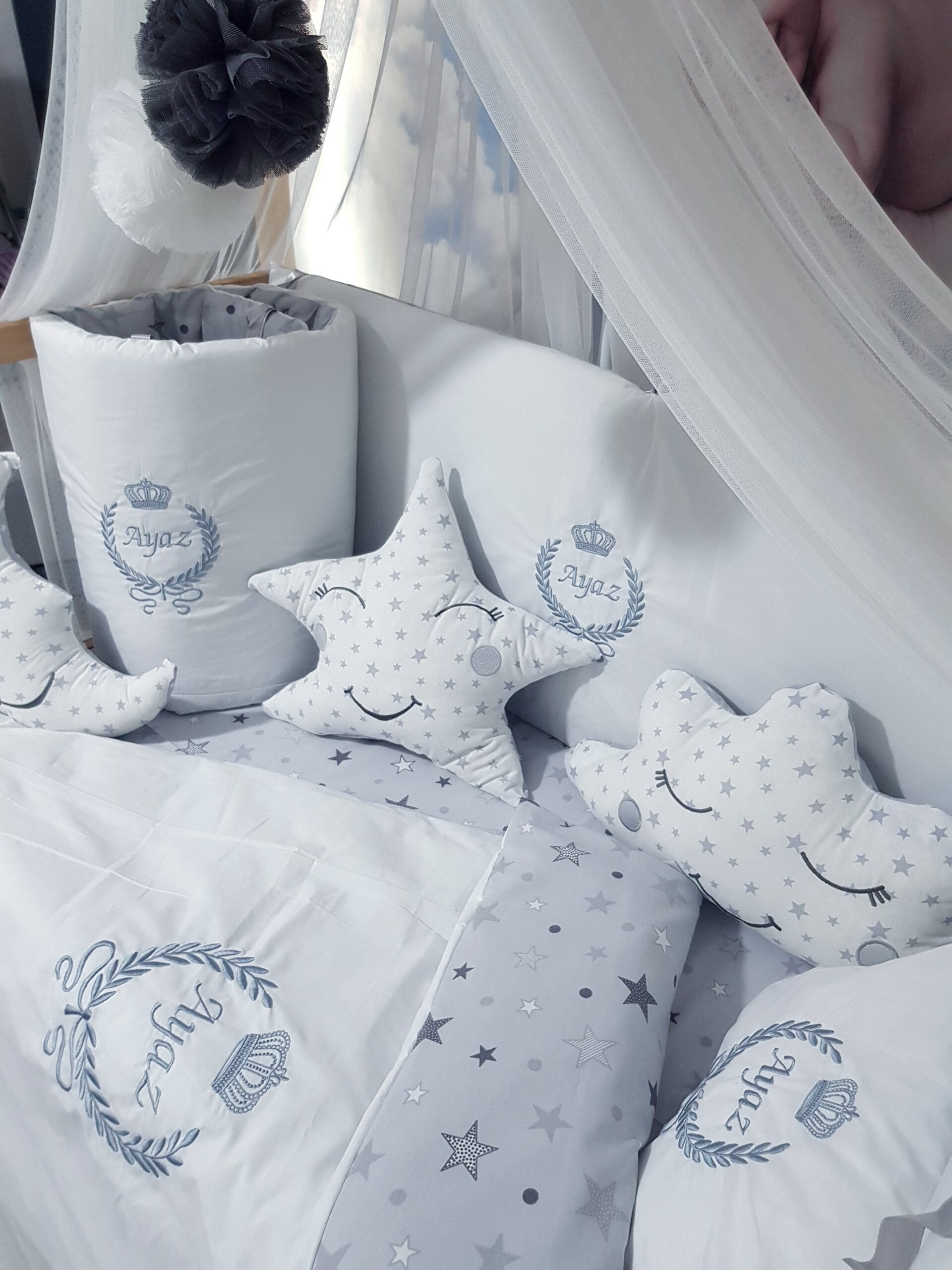 Bebek Odası , Çocuk Odası , Bebek Uyku Seti , Çocuk Uyku Seti , Bebek İsimli Kişiye Özel , Nakışlı Bebek Uyku Seti , İsme Özel Nakışlı Uyku Seti , Bebek İsimli Uyku Seti , Nakışlı Uyku Seti , Yorgan, Çarşaf, Yastık, Nevresim Takımı, Nevresim Seti , Beşik Yan Koruma, Beşik Kenar Korumalık , Lüks Cibinlik , Cibinlik Aparatı , Park Beşik , Mobilya Beşik , Sepet Beşik , Uyku Arkadaşı Yastık , Ay Bulut Yıldız Süs Yastıkları