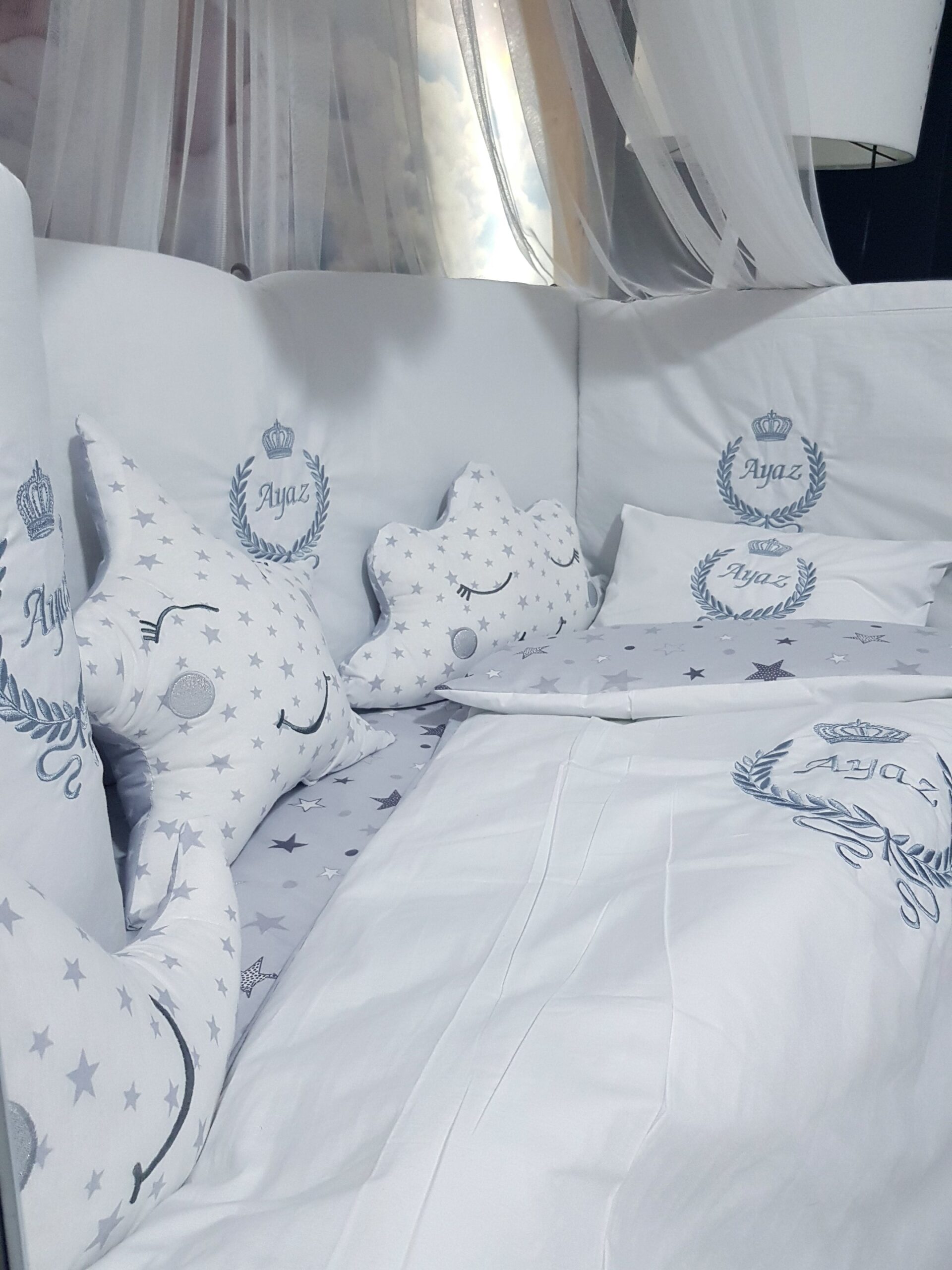 Bebek Odası , Çocuk Odası , Bebek Uyku Seti , Çocuk Uyku Seti , Bebek İsimli Kişiye Özel , Nakışlı Bebek Uyku Seti , İsme Özel Nakışlı Uyku Seti , Bebek İsimli Uyku Seti , Nakışlı Uyku Seti , Yorgan, Çarşaf, Yastık, Nevresim Takımı, Nevresim Seti , Beşik Yan Koruma, Beşik Kenar Korumalık , Lüks Cibinlik , Cibinlik Aparatı , Park Beşik , Mobilya Beşik , Sepet Beşik , Uyku Arkadaşı Yastık , Ay Bulut Yıldız Süs Yastıkları