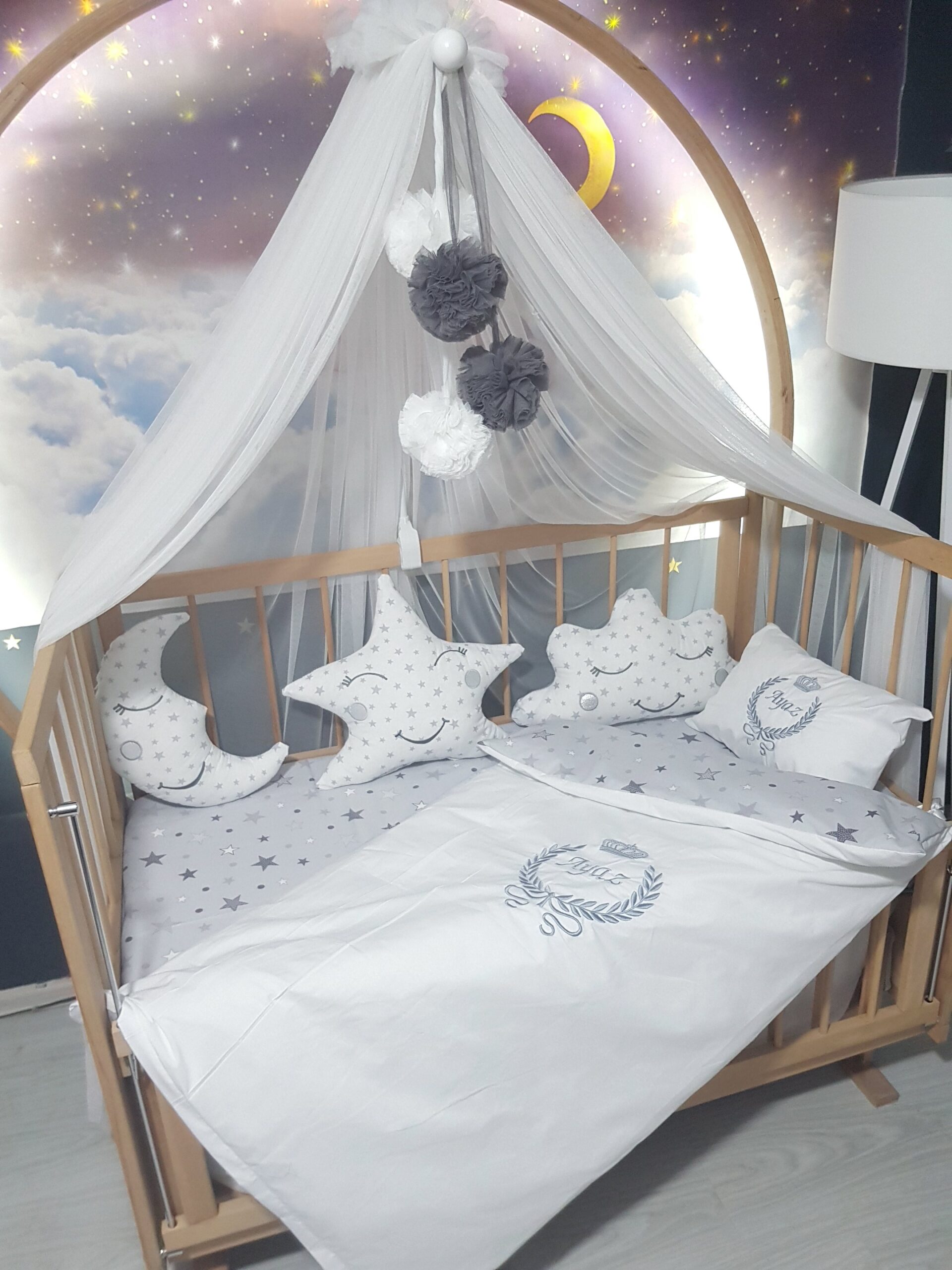 Bebek Odası , Çocuk Odası , Bebek Uyku Seti , Çocuk Uyku Seti , Bebek İsimli Kişiye Özel , Nakışlı Bebek Uyku Seti , İsme Özel Nakışlı Uyku Seti , Bebek İsimli Uyku Seti , Nakışlı Uyku Seti , Yorgan, Çarşaf, Yastık, Nevresim Takımı, Nevresim Seti , Beşik Yan Koruma, Beşik Kenar Korumalık , Lüks Cibinlik , Cibinlik Aparatı , Park Beşik , Mobilya Beşik , Sepet Beşik , Uyku Arkadaşı Yastık , Ay Bulut Yıldız Süs Yastıkları