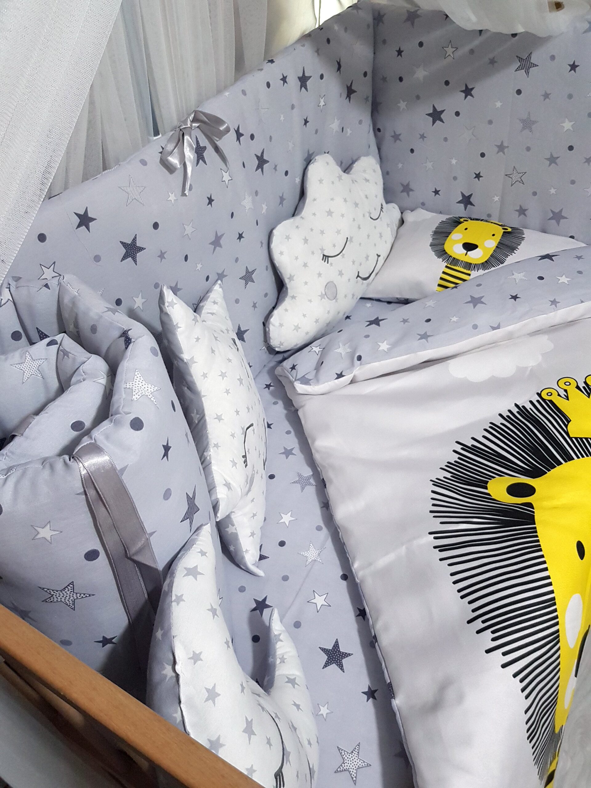 Kral_Aslan_Mobilya_Beşik_Dijital_Baskılı_Bebek_İsimli_Uyku_Seti_(2) Bebek Odası , Bebek İsimli Kişiye Özel , Dijital Baskılı Bebek Uyku Seti, Yorgan, Çarşaf, Yastık, Nevresim Seti , Beşik Kenar Korumalık , Lüks Cibinlik , Park Beşik , Mobilya Beşik , Sepet Beşik , Uyku Arkadaşı Yastık , Ay Bulut Yıldız Süs Yastıkları , Çocuk Uyku Seti , İsme Özel