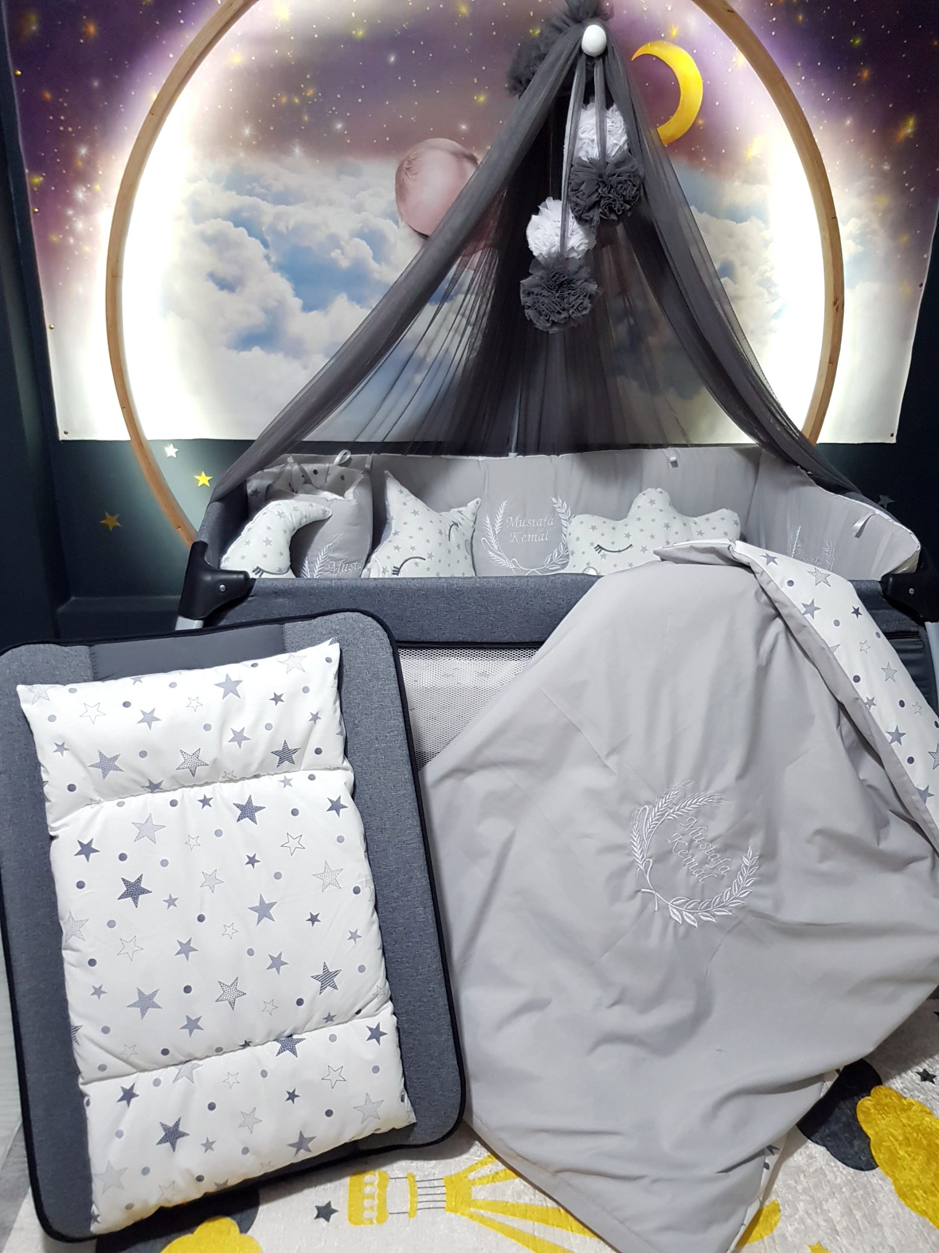 B3-Nakışlı_Bebek_Uyku_Seti_İsimli_Başak_Buğday_Motifi_Cibinlik_Park_Beşik_(2) Bebek Odası , Çocuk Odası , Bebek Uyku Seti , Çocuk Uyku Seti , Bebek İsimli Kişiye Özel , Nakışlı Bebek Uyku Seti , İsme Özel Nakışlı Uyku Seti , Bebek İsimli Uyku Seti , Nakışlı Uyku Seti , Yorgan, Çarşaf, Yastık, Nevresim Takımı, Nevresim Seti , Beşik Yan Koruma, Beşik Kenar Korumalık , Lüks Cibinlik , Cibinlik Aparatı , Park Beşik , Mobilya Beşik , Sepet Beşik , Uyku Arkadaşı Yastık , Ay Bulut Yıldız Süs Yastıkları , Nakışlı bebek uyku setleri , Bebek uyku seti , Bebek odası dekorasyonu , Pamuklu bebek uyku seti , Çift yönlü bebek uyku seti , Nakış işlemeli bebek yastığı , Bebek cibinliği