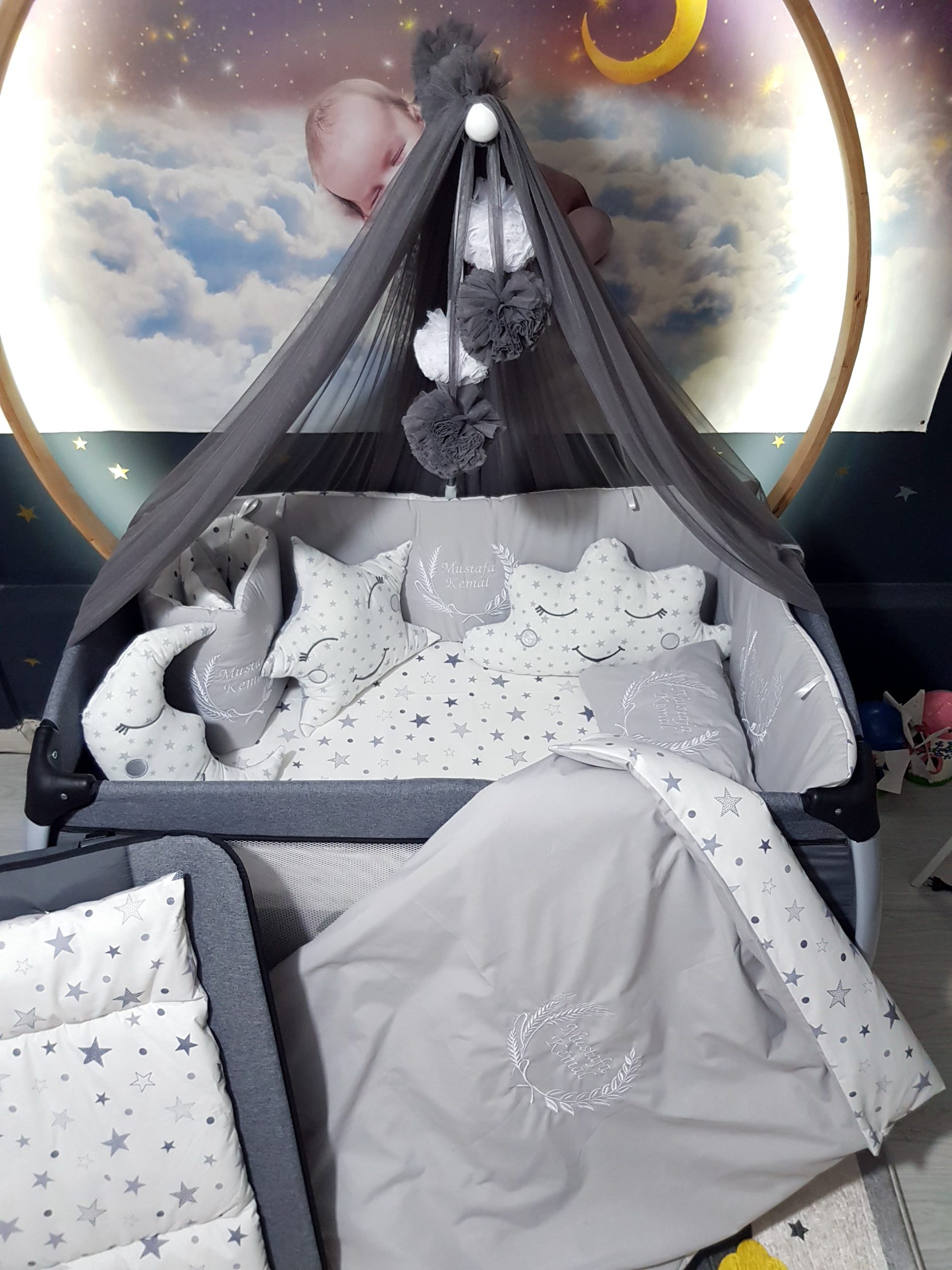 B3-Nakışlı_Bebek_Uyku_Seti_İsimli_Başak_Buğday_Motifi_Cibinlik_Park_Beşik_(3) Bebek Odası , Çocuk Odası , Bebek Uyku Seti , Çocuk Uyku Seti , Bebek İsimli Kişiye Özel , Nakışlı Bebek Uyku Seti , İsme Özel Nakışlı Uyku Seti , Bebek İsimli Uyku Seti , Nakışlı Uyku Seti , Yorgan, Çarşaf, Yastık, Nevresim Takımı, Nevresim Seti , Beşik Yan Koruma, Beşik Kenar Korumalık , Lüks Cibinlik , Cibinlik Aparatı , Park Beşik , Mobilya Beşik , Sepet Beşik , Uyku Arkadaşı Yastık , Ay Bulut Yıldız Süs Yastıkları , Nakışlı bebek uyku setleri , Bebek uyku seti , Bebek odası dekorasyonu , Pamuklu bebek uyku seti , Çift yönlü bebek uyku seti , Nakış işlemeli bebek yastığı , Bebek cibinliği