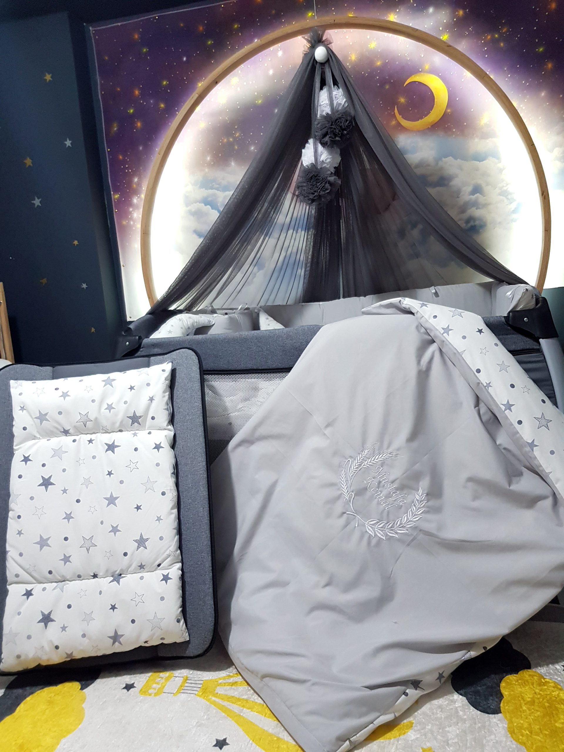 B3-Nakışlı_Bebek_Uyku_Seti_İsimli_Başak_Buğday_Motifi_Cibinlik_Park_Beşik_(7) Bebek Odası , Çocuk Odası , Bebek Uyku Seti , Çocuk Uyku Seti , Bebek İsimli Kişiye Özel , Nakışlı Bebek Uyku Seti , İsme Özel Nakışlı Uyku Seti , Bebek İsimli Uyku Seti , Nakışlı Uyku Seti , Yorgan, Çarşaf, Yastık, Nevresim Takımı, Nevresim Seti , Beşik Yan Koruma, Beşik Kenar Korumalık , Lüks Cibinlik , Cibinlik Aparatı , Park Beşik , Mobilya Beşik , Sepet Beşik , Uyku Arkadaşı Yastık , Ay Bulut Yıldız Süs Yastıkları , Nakışlı bebek uyku setleri , Bebek uyku seti , Bebek odası dekorasyonu , Pamuklu bebek uyku seti , Çift yönlü bebek uyku seti , Nakış işlemeli bebek yastığı , Bebek cibinliği