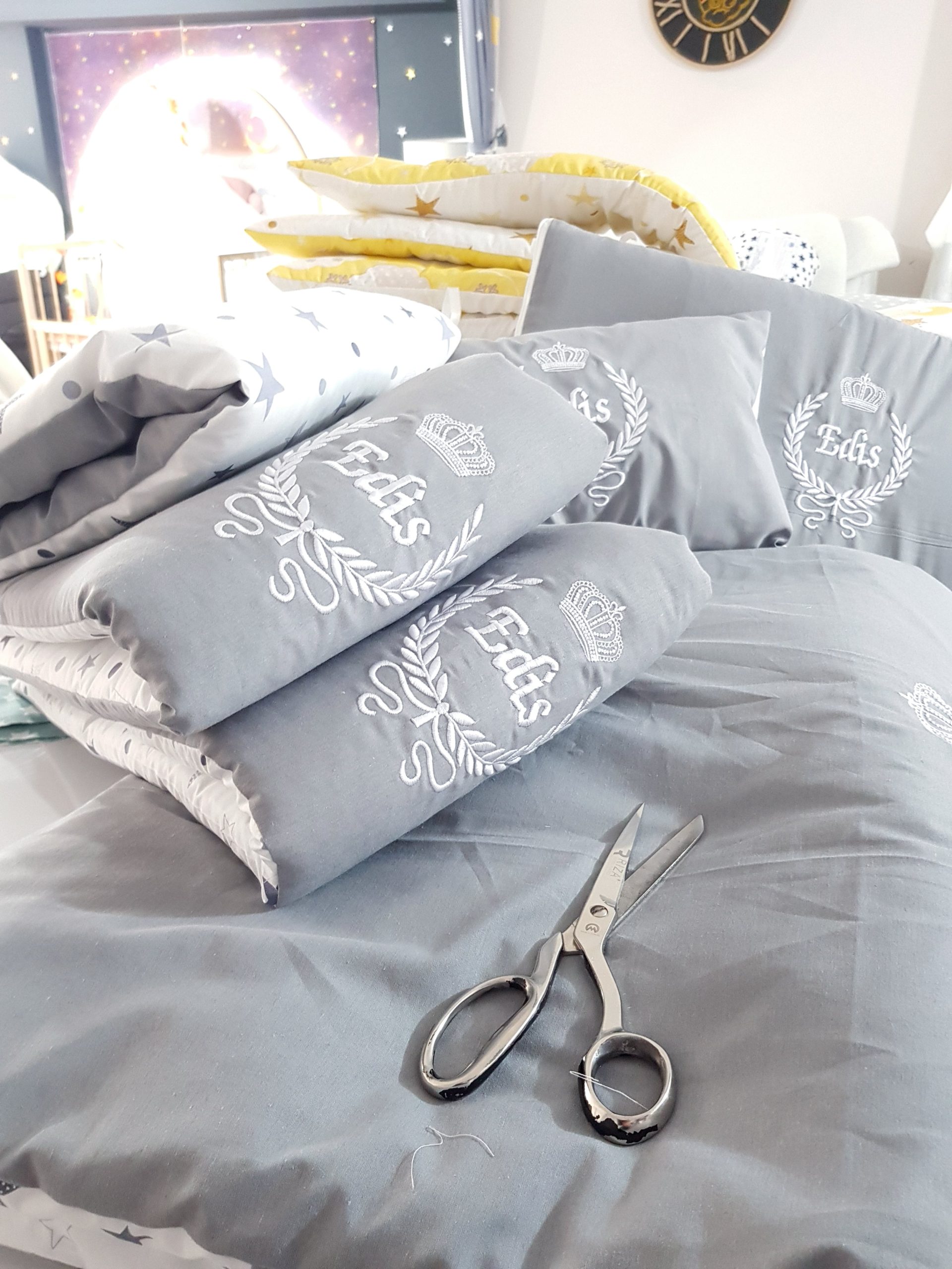 B3-Nakışlı_Bebek_Uyku_Seti_İsimli_Başak_Buğday_Motifi_Cibinlik_Park_Beşik_(9) Bebek Odası , Çocuk Odası , Bebek Uyku Seti , Çocuk Uyku Seti , Bebek İsimli Kişiye Özel , Nakışlı Bebek Uyku Seti , İsme Özel Nakışlı Uyku Seti , Bebek İsimli Uyku Seti , Nakışlı Uyku Seti , Yorgan, Çarşaf, Yastık, Nevresim Takımı, Nevresim Seti , Beşik Yan Koruma, Beşik Kenar Korumalık , Lüks Cibinlik , Cibinlik Aparatı , Park Beşik , Mobilya Beşik , Sepet Beşik , Uyku Arkadaşı Yastık , Ay Bulut Yıldız Süs Yastıkları , Nakışlı bebek uyku setleri , Bebek uyku seti , Bebek odası dekorasyonu , Pamuklu bebek uyku seti , Çift yönlü bebek uyku seti , Nakış işlemeli bebek yastığı , Bebek cibinliği