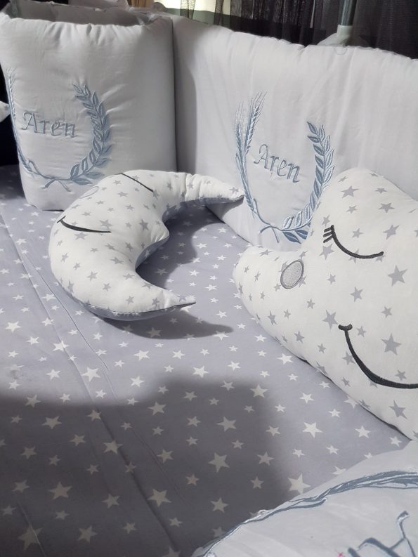 Bebek Odası , Çocuk Odası , Bebek Uyku Seti , Çocuk Uyku Seti , Bebek İsimli Kişiye Özel , Nakışlı Bebek Uyku Seti , İsme Özel Nakışlı Uyku Seti , Bebek İsimli Uyku Seti , Nakışlı Uyku Seti , Yorgan, Çarşaf, Yastık, Nevresim Takımı, Nevresim Seti , Beşik Yan Koruma, Beşik Kenar Korumalık , Lüks Cibinlik , Cibinlik Aparatı , Park Beşik , Mobilya Beşik , Sepet Beşik , Uyku Arkadaşı Yastık , Ay Bulut Yıldız Süs Yastıkları , Nakışlı bebek uyku setleri , Bebek uyku seti , Bebek odası dekorasyonu , Pamuklu bebek uyku seti , Çift yönlü bebek uyku seti , Nakış işlemeli bebek yastığı , Bebek cibinliği