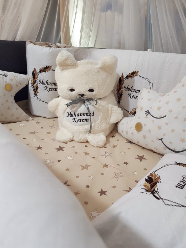 Bebek Odası , Çocuk Odası , Bebek Uyku Seti , Çocuk Uyku Seti , Bebek İsimli Kişiye Özel , Nakışlı Bebek Uyku Seti , İsme Özel Nakışlı Uyku Seti , Bebek İsimli Uyku Seti , Nakışlı Uyku Seti , Yorgan, Çarşaf, Yastık, Nevresim Takımı, Nevresim Seti , Beşik Yan Koruma, Beşik Kenar Korumalık , Lüks Cibinlik , Cibinlik Aparatı , Park Beşik , Mobilya Beşik , Sepet Beşik , Uyku Arkadaşı Yastık , Ay Bulut Yıldız Süs Yastıkları , Nakışlı bebek uyku setleri , Bebek uyku seti , Bebek odası dekorasyonu , Pamuklu bebek uyku seti , Çift yönlü bebek uyku seti , Nakış işlemeli bebek yastığı , Bebek cibinliği