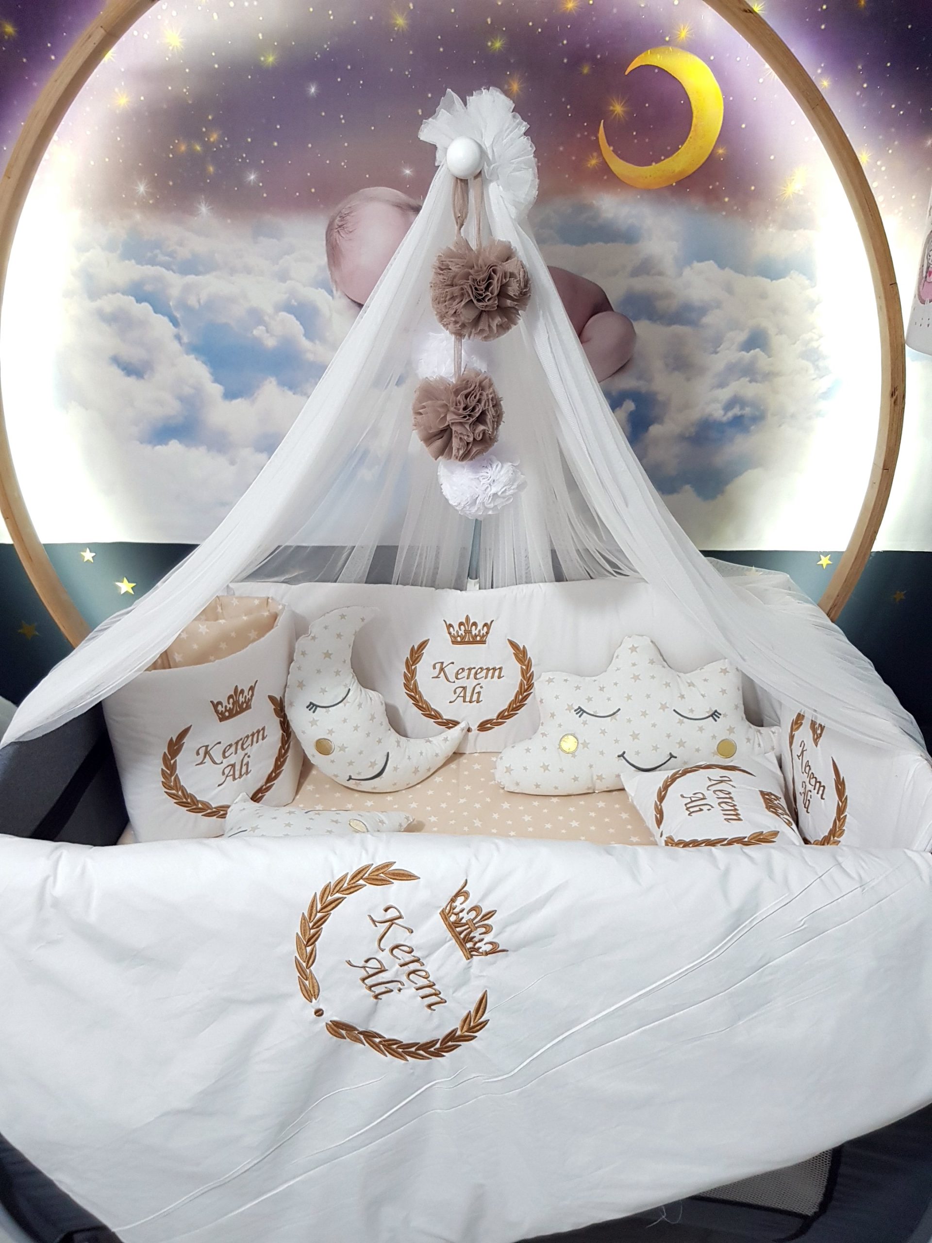 B5_Nakışlı_Uyku_Seti_Bebek_Odası_İsimli_Başak_ve_Taç_Motifi_(1) Bebek Odası , Çocuk Odası , Bebek Uyku Seti , Çocuk Uyku Seti , Bebek İsimli Kişiye Özel , Nakışlı Bebek Uyku Seti , İsme Özel Nakışlı Uyku Seti , Bebek İsimli Uyku Seti , Nakışlı Uyku Seti , Yorgan, Çarşaf, Yastık, Nevresim Takımı, Nevresim Seti , Beşik Yan Koruma, Beşik Kenar Korumalık , Lüks Cibinlik , Cibinlik Aparatı , Park Beşik , Mobilya Beşik , Sepet Beşik , Uyku Arkadaşı Yastık , Ay Bulut Yıldız Süs Yastıkları , Nakışlı bebek uyku setleri , Bebek uyku seti , Bebek odası dekorasyonu , Pamuklu bebek uyku seti , Çift yönlü bebek uyku seti , Nakış işlemeli bebek yastığı , Bebek cibinliği