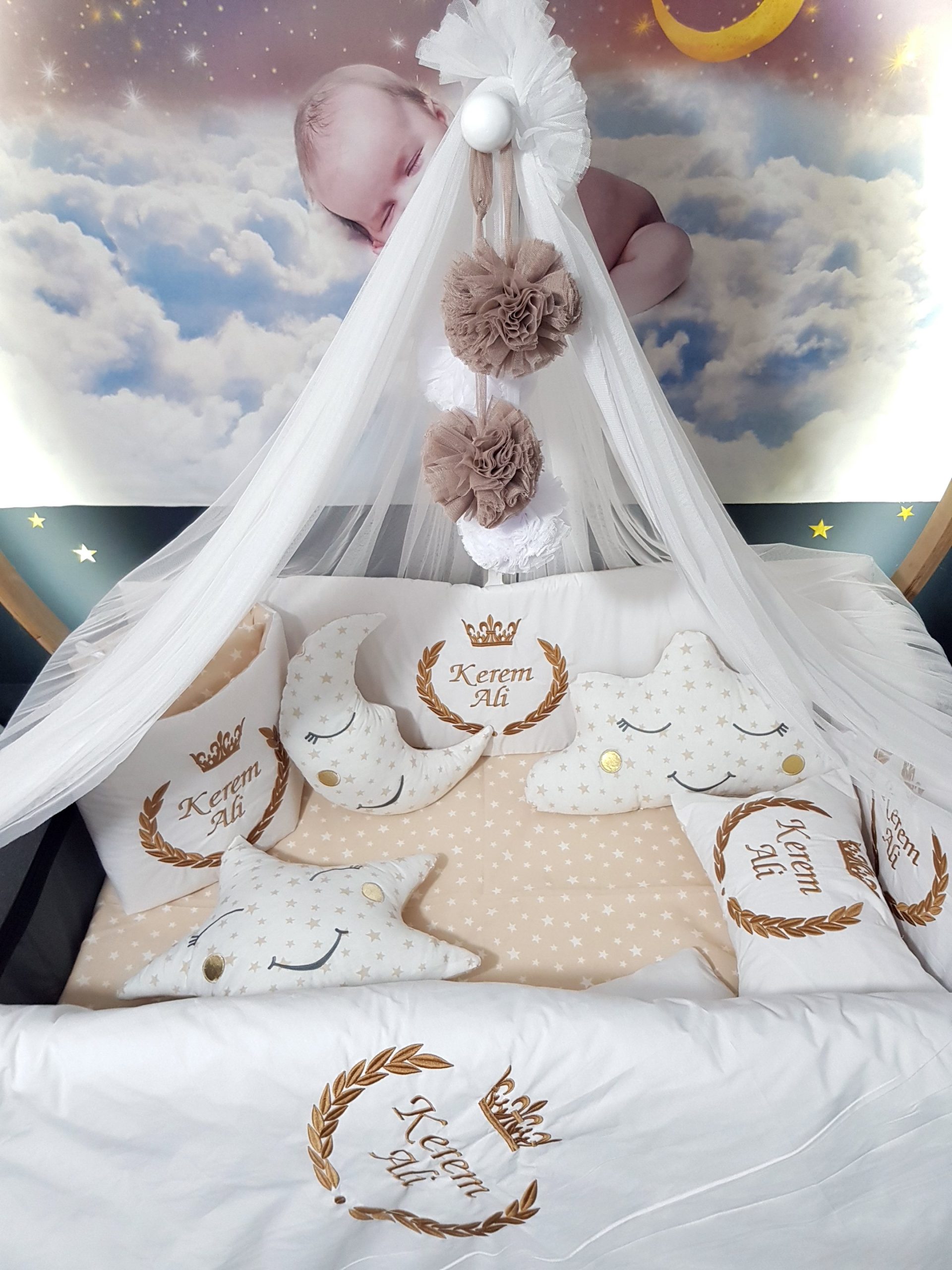 B5_Nakışlı_Uyku_Seti_Bebek_Odası_İsimli_Başak_ve_Taç_Motifi_(2) Bebek Odası , Çocuk Odası , Bebek Uyku Seti , Çocuk Uyku Seti , Bebek İsimli Kişiye Özel , Nakışlı Bebek Uyku Seti , İsme Özel Nakışlı Uyku Seti , Bebek İsimli Uyku Seti , Nakışlı Uyku Seti , Yorgan, Çarşaf, Yastık, Nevresim Takımı, Nevresim Seti , Beşik Yan Koruma, Beşik Kenar Korumalık , Lüks Cibinlik , Cibinlik Aparatı , Park Beşik , Mobilya Beşik , Sepet Beşik , Uyku Arkadaşı Yastık , Ay Bulut Yıldız Süs Yastıkları , Nakışlı bebek uyku setleri , Bebek uyku seti , Bebek odası dekorasyonu , Pamuklu bebek uyku seti , Çift yönlü bebek uyku seti , Nakış işlemeli bebek yastığı , Bebek cibinliği