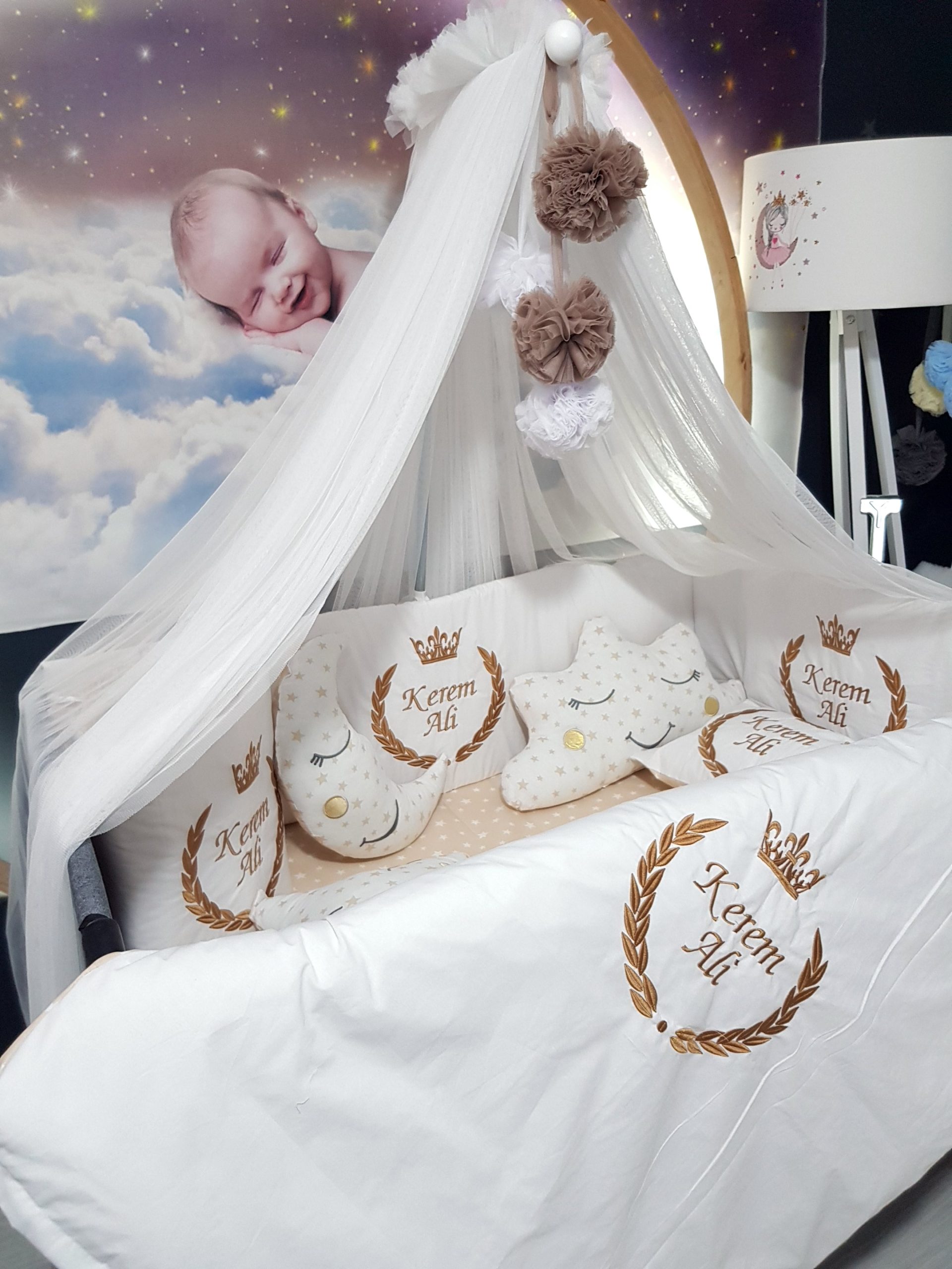 B5_Nakışlı_Uyku_Seti_Bebek_Odası_İsimli_Başak_ve_Taç_Motifi_(3) Bebek Odası , Çocuk Odası , Bebek Uyku Seti , Çocuk Uyku Seti , Bebek İsimli Kişiye Özel , Nakışlı Bebek Uyku Seti , İsme Özel Nakışlı Uyku Seti , Bebek İsimli Uyku Seti , Nakışlı Uyku Seti , Yorgan, Çarşaf, Yastık, Nevresim Takımı, Nevresim Seti , Beşik Yan Koruma, Beşik Kenar Korumalık , Lüks Cibinlik , Cibinlik Aparatı , Park Beşik , Mobilya Beşik , Sepet Beşik , Uyku Arkadaşı Yastık , Ay Bulut Yıldız Süs Yastıkları , Nakışlı bebek uyku setleri , Bebek uyku seti , Bebek odası dekorasyonu , Pamuklu bebek uyku seti , Çift yönlü bebek uyku seti , Nakış işlemeli bebek yastığı , Bebek cibinliği