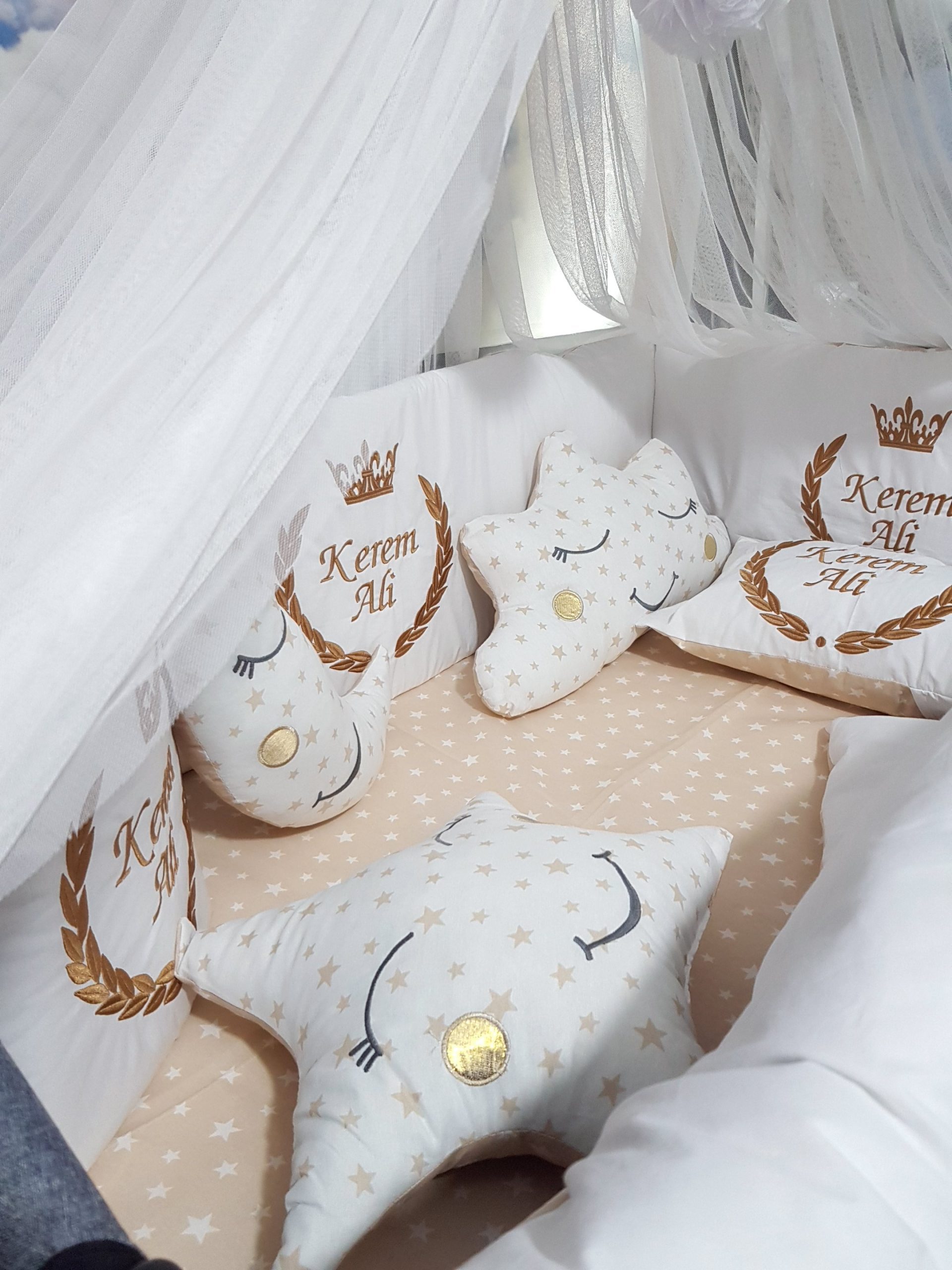B5_Nakışlı_Uyku_Seti_Bebek_Odası_İsimli_Başak_ve_Taç_Motifi_(4) Bebek Odası , Çocuk Odası , Bebek Uyku Seti , Çocuk Uyku Seti , Bebek İsimli Kişiye Özel , Nakışlı Bebek Uyku Seti , İsme Özel Nakışlı Uyku Seti , Bebek İsimli Uyku Seti , Nakışlı Uyku Seti , Yorgan, Çarşaf, Yastık, Nevresim Takımı, Nevresim Seti , Beşik Yan Koruma, Beşik Kenar Korumalık , Lüks Cibinlik , Cibinlik Aparatı , Park Beşik , Mobilya Beşik , Sepet Beşik , Uyku Arkadaşı Yastık , Ay Bulut Yıldız Süs Yastıkları , Nakışlı bebek uyku setleri , Bebek uyku seti , Bebek odası dekorasyonu , Pamuklu bebek uyku seti , Çift yönlü bebek uyku seti , Nakış işlemeli bebek yastığı , Bebek cibinliği
