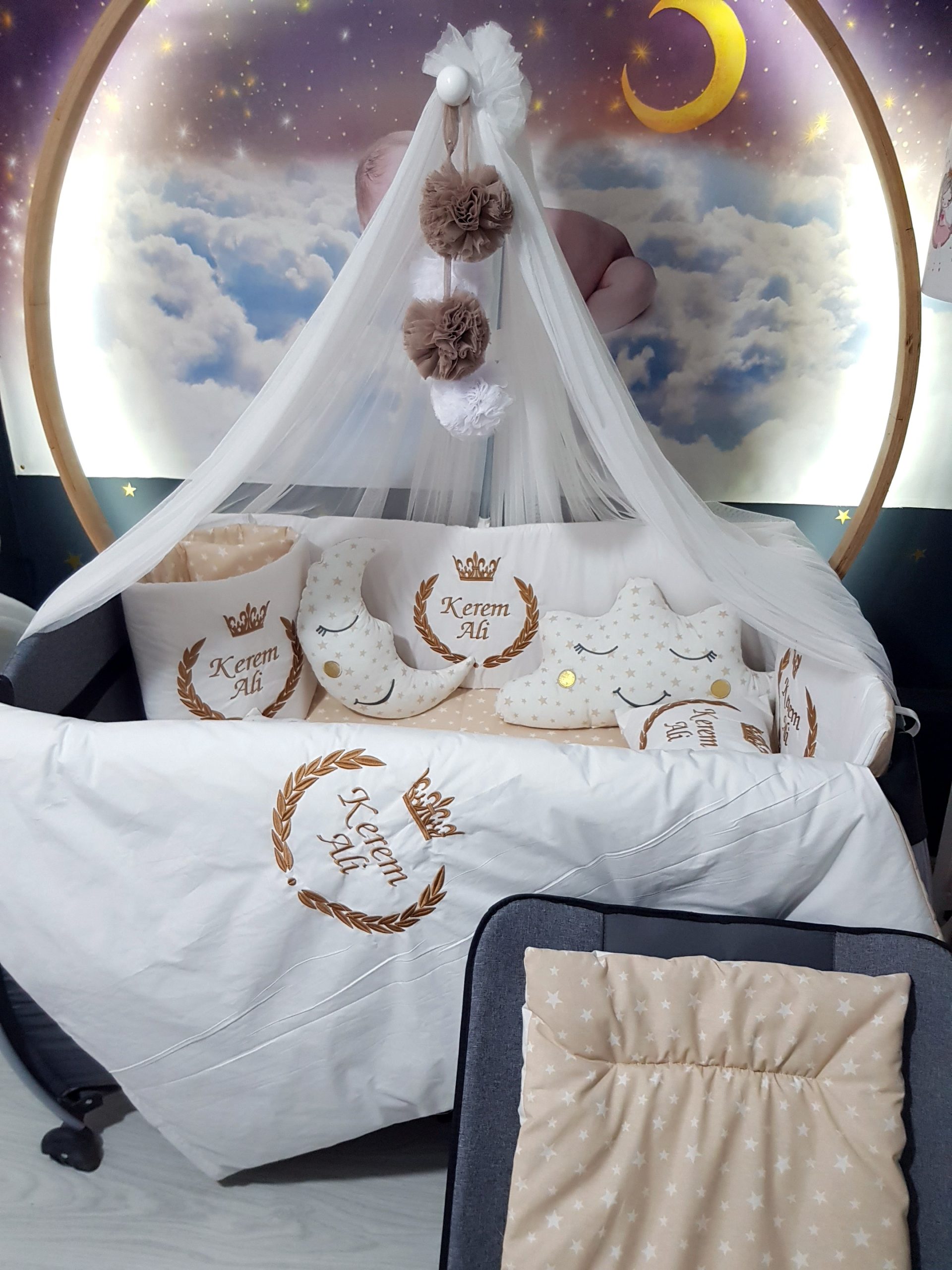 B5_Nakışlı_Uyku_Seti_Bebek_Odası_İsimli_Başak_ve_Taç_Motifi_(5) Bebek Odası , Çocuk Odası , Bebek Uyku Seti , Çocuk Uyku Seti , Bebek İsimli Kişiye Özel , Nakışlı Bebek Uyku Seti , İsme Özel Nakışlı Uyku Seti , Bebek İsimli Uyku Seti , Nakışlı Uyku Seti , Yorgan, Çarşaf, Yastık, Nevresim Takımı, Nevresim Seti , Beşik Yan Koruma, Beşik Kenar Korumalık , Lüks Cibinlik , Cibinlik Aparatı , Park Beşik , Mobilya Beşik , Sepet Beşik , Uyku Arkadaşı Yastık , Ay Bulut Yıldız Süs Yastıkları , Nakışlı bebek uyku setleri , Bebek uyku seti , Bebek odası dekorasyonu , Pamuklu bebek uyku seti , Çift yönlü bebek uyku seti , Nakış işlemeli bebek yastığı , Bebek cibinliği