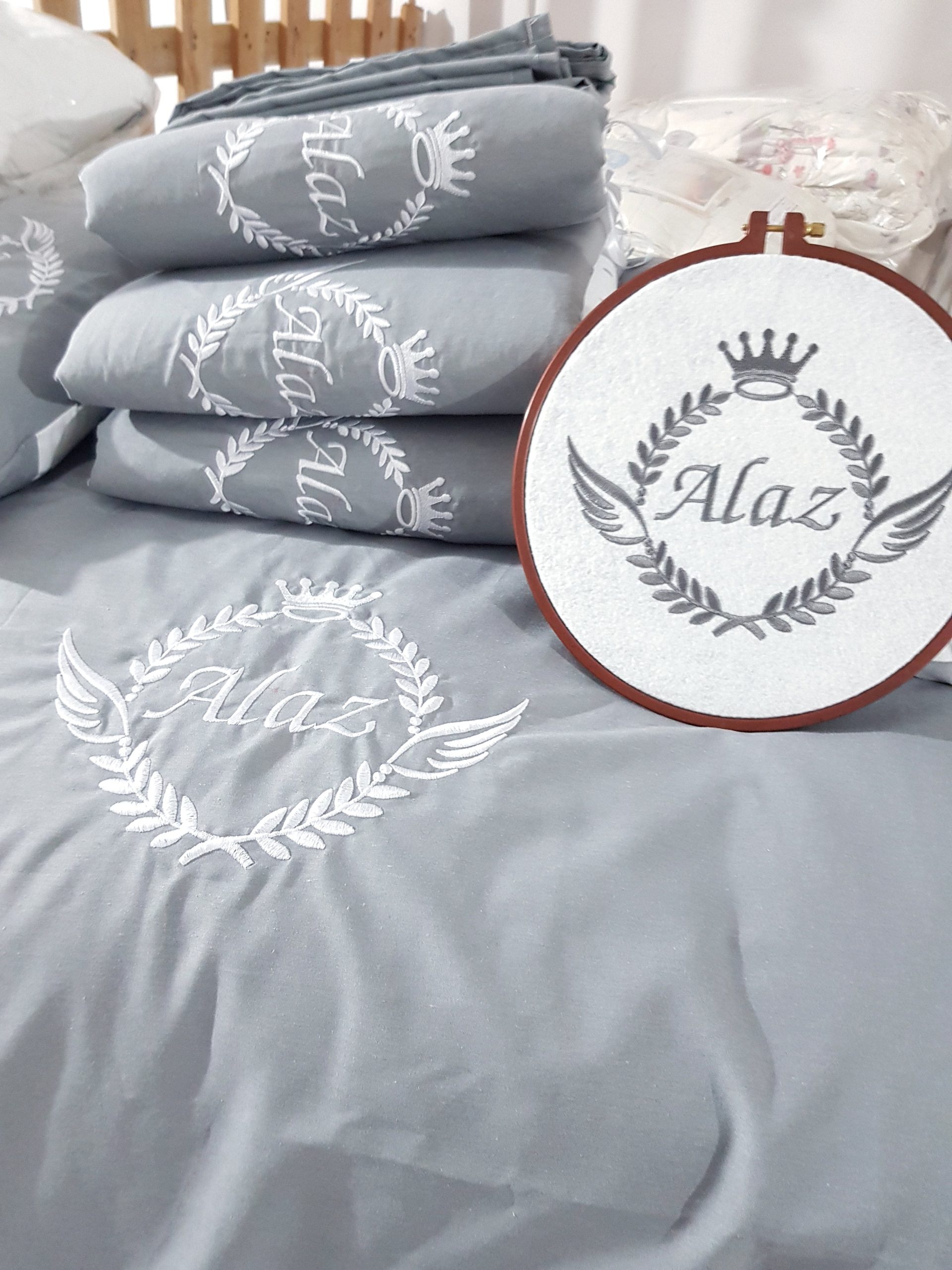 B7-Nakışlı_Uyku_Seti_Bebek_İsimli_Başak_ve_Taç_Motif_Park_Beşik_Cibinlik_(1) Bebek Odası , Çocuk Odası , Bebek Uyku Seti , Çocuk Uyku Seti , Bebek İsimli Kişiye Özel , Nakışlı Bebek Uyku Seti , İsme Özel Nakışlı Uyku Seti , Bebek İsimli Uyku Seti , Nakışlı Uyku Seti , Yorgan, Çarşaf, Yastık, Nevresim Takımı, Nevresim Seti , Beşik Yan Koruma, Beşik Kenar Korumalık , Lüks Cibinlik , Cibinlik Aparatı , Park Beşik , Mobilya Beşik , Sepet Beşik , Uyku Arkadaşı Yastık , Ay Bulut Yıldız Süs Yastıkları , Nakışlı bebek uyku setleri , Bebek uyku seti , Bebek odası dekorasyonu , Pamuklu bebek uyku seti , Çift yönlü bebek uyku seti , Nakış işlemeli bebek yastığı , Bebek cibinliği