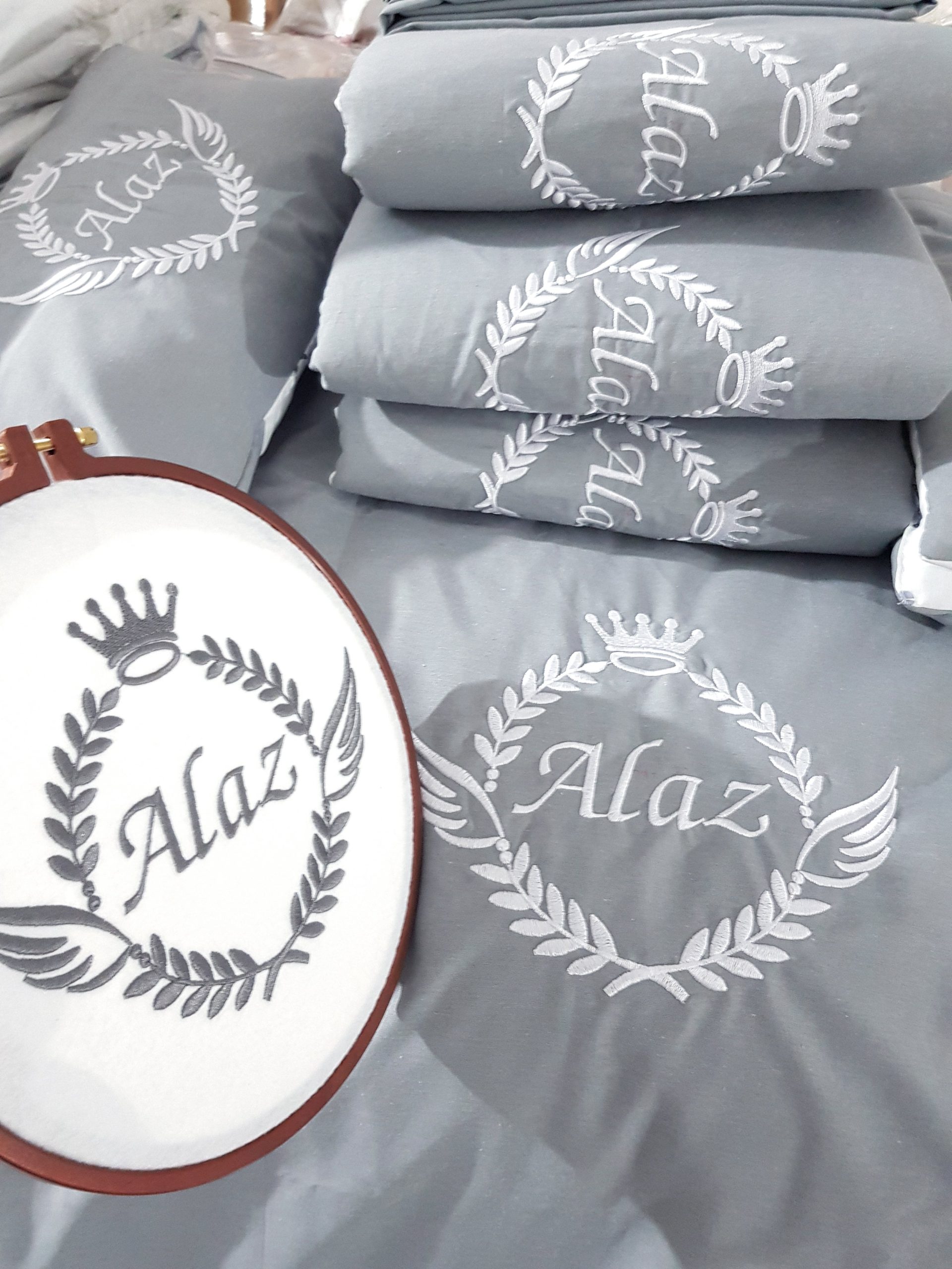 B7-Nakışlı_Uyku_Seti_Bebek_İsimli_Başak_ve_Taç_Motif_Park_Beşik_Cibinlik_(2) Bebek Odası , Çocuk Odası , Bebek Uyku Seti , Çocuk Uyku Seti , Bebek İsimli Kişiye Özel , Nakışlı Bebek Uyku Seti , İsme Özel Nakışlı Uyku Seti , Bebek İsimli Uyku Seti , Nakışlı Uyku Seti , Yorgan, Çarşaf, Yastık, Nevresim Takımı, Nevresim Seti , Beşik Yan Koruma, Beşik Kenar Korumalık , Lüks Cibinlik , Cibinlik Aparatı , Park Beşik , Mobilya Beşik , Sepet Beşik , Uyku Arkadaşı Yastık , Ay Bulut Yıldız Süs Yastıkları , Nakışlı bebek uyku setleri , Bebek uyku seti , Bebek odası dekorasyonu , Pamuklu bebek uyku seti , Çift yönlü bebek uyku seti , Nakış işlemeli bebek yastığı , Bebek cibinliği