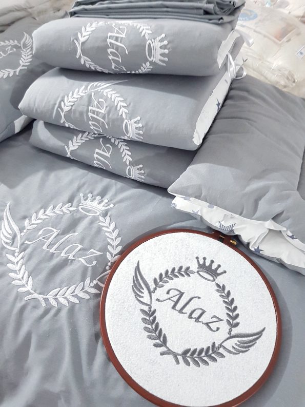 Bebek Odası , Çocuk Odası , Bebek Uyku Seti , Çocuk Uyku Seti , Bebek İsimli Kişiye Özel , Nakışlı Bebek Uyku Seti , İsme Özel Nakışlı Uyku Seti , Bebek İsimli Uyku Seti , Nakışlı Uyku Seti , Yorgan, Çarşaf, Yastık, Nevresim Takımı, Nevresim Seti , Beşik Yan Koruma, Beşik Kenar Korumalık , Lüks Cibinlik , Cibinlik Aparatı , Park Beşik , Mobilya Beşik , Sepet Beşik , Uyku Arkadaşı Yastık , Ay Bulut Yıldız Süs Yastıkları , Nakışlı bebek uyku setleri , Bebek uyku seti , Bebek odası dekorasyonu , Pamuklu bebek uyku seti , Çift yönlü bebek uyku seti , Nakış işlemeli bebek yastığı , Bebek cibinliği