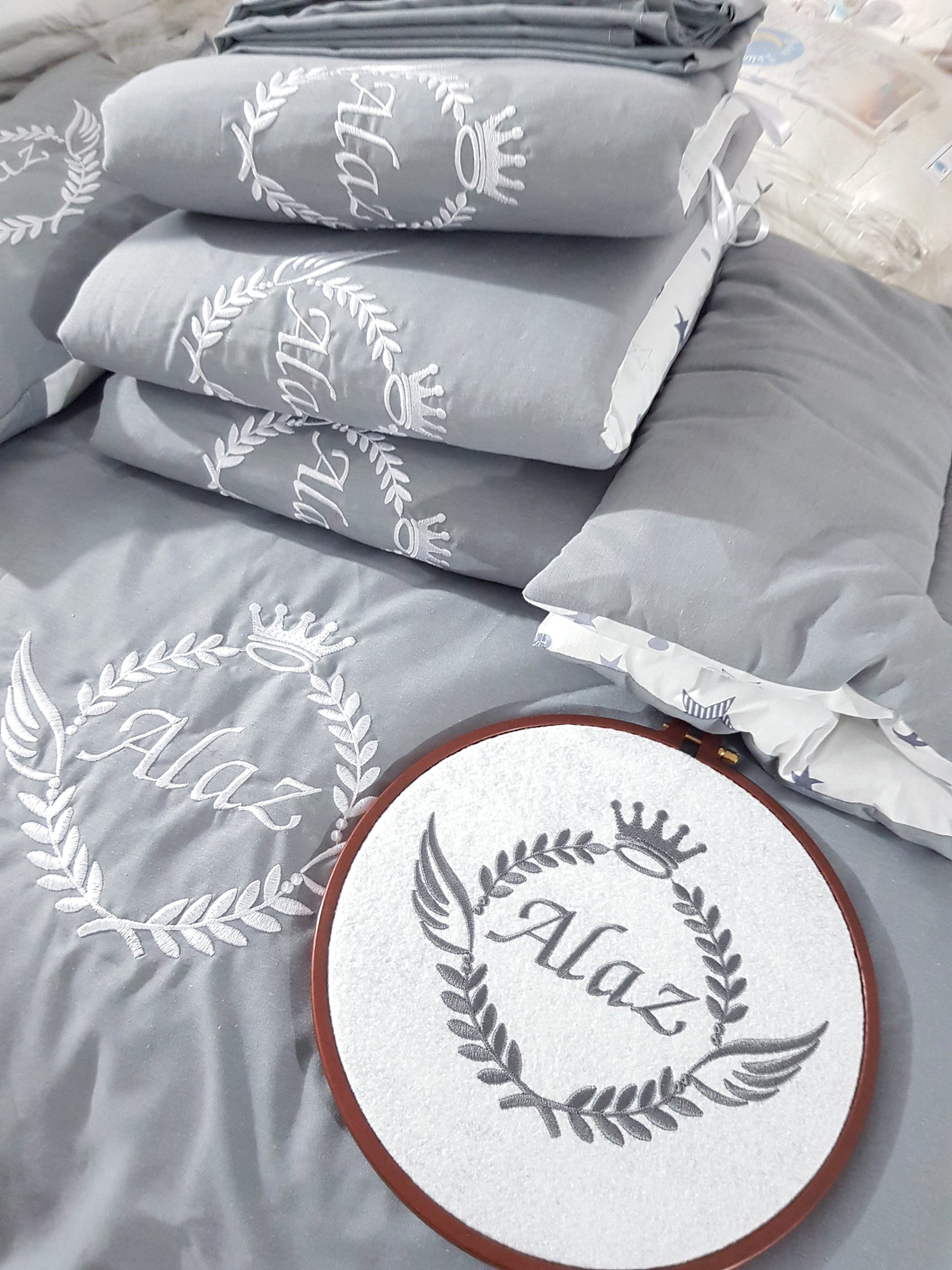 B7-Nakışlı_Uyku_Seti_Bebek_İsimli_Başak_ve_Taç_Motif_Park_Beşik_Cibinlik_(3) Bebek Odası , Çocuk Odası , Bebek Uyku Seti , Çocuk Uyku Seti , Bebek İsimli Kişiye Özel , Nakışlı Bebek Uyku Seti , İsme Özel Nakışlı Uyku Seti , Bebek İsimli Uyku Seti , Nakışlı Uyku Seti , Yorgan, Çarşaf, Yastık, Nevresim Takımı, Nevresim Seti , Beşik Yan Koruma, Beşik Kenar Korumalık , Lüks Cibinlik , Cibinlik Aparatı , Park Beşik , Mobilya Beşik , Sepet Beşik , Uyku Arkadaşı Yastık , Ay Bulut Yıldız Süs Yastıkları , Nakışlı bebek uyku setleri , Bebek uyku seti , Bebek odası dekorasyonu , Pamuklu bebek uyku seti , Çift yönlü bebek uyku seti , Nakış işlemeli bebek yastığı , Bebek cibinliği