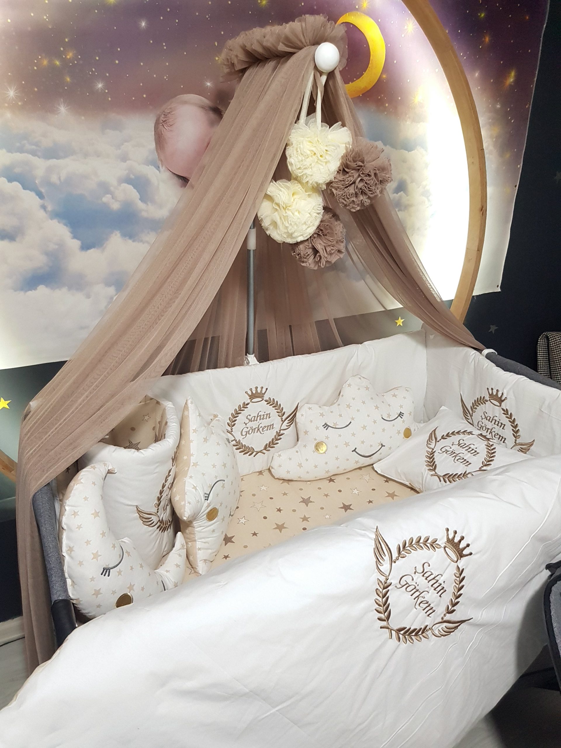 B7_Nakışlı_Uyku_Seti_Bebek_Cibinliği_Beşik_Yan_Koruma_(2) Bebek Odası , Çocuk Odası , Bebek Uyku Seti , Çocuk Uyku Seti , Bebek İsimli Kişiye Özel , Nakışlı Bebek Uyku Seti , İsme Özel Nakışlı Uyku Seti , Bebek İsimli Uyku Seti , Nakışlı Uyku Seti , Yorgan, Çarşaf, Yastık, Nevresim Takımı, Nevresim Seti , Beşik Yan Koruma, Beşik Kenar Korumalık , Lüks Cibinlik , Cibinlik Aparatı , Park Beşik , Mobilya Beşik , Sepet Beşik , Uyku Arkadaşı Yastık , Ay Bulut Yıldız Süs Yastıkları , Nakışlı bebek uyku setleri , Bebek uyku seti , Bebek odası dekorasyonu , Pamuklu bebek uyku seti , Çift yönlü bebek uyku seti , Nakış işlemeli bebek yastığı , Bebek cibinliği