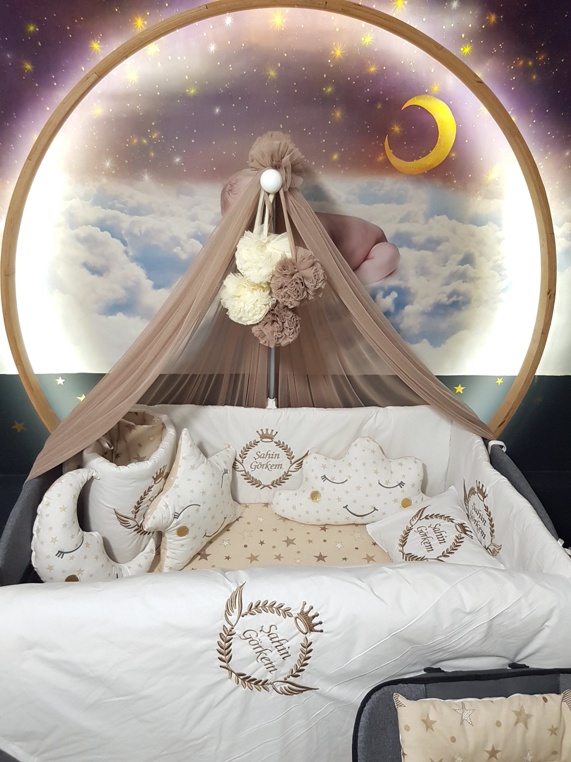 B7_Nakışlı_Uyku_Seti_Bebek_Cibinliği_Beşik_Yan_Koruma_(3) Bebek Odası , Çocuk Odası , Bebek Uyku Seti , Çocuk Uyku Seti , Bebek İsimli Kişiye Özel , Nakışlı Bebek Uyku Seti , İsme Özel Nakışlı Uyku Seti , Bebek İsimli Uyku Seti , Nakışlı Uyku Seti , Yorgan, Çarşaf, Yastık, Nevresim Takımı, Nevresim Seti , Beşik Yan Koruma, Beşik Kenar Korumalık , Lüks Cibinlik , Cibinlik Aparatı , Park Beşik , Mobilya Beşik , Sepet Beşik , Uyku Arkadaşı Yastık , Ay Bulut Yıldız Süs Yastıkları , Nakışlı bebek uyku setleri , Bebek uyku seti , Bebek odası dekorasyonu , Pamuklu bebek uyku seti , Çift yönlü bebek uyku seti , Nakış işlemeli bebek yastığı , Bebek cibinliği