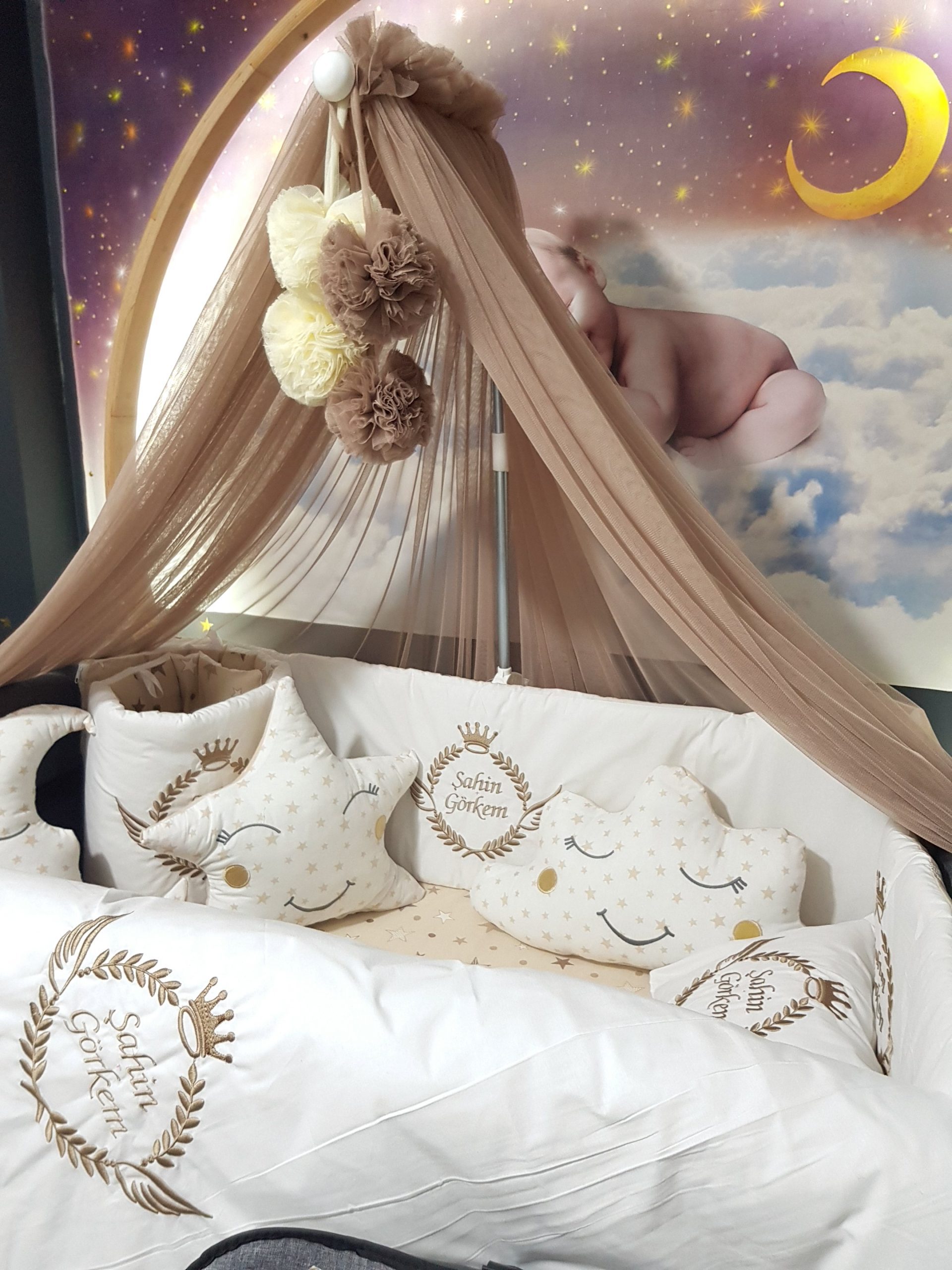 B7_Nakışlı_Uyku_Seti_Bebek_Cibinliği_Beşik_Yan_Koruma_(4) Bebek Odası , Çocuk Odası , Bebek Uyku Seti , Çocuk Uyku Seti , Bebek İsimli Kişiye Özel , Nakışlı Bebek Uyku Seti , İsme Özel Nakışlı Uyku Seti , Bebek İsimli Uyku Seti , Nakışlı Uyku Seti , Yorgan, Çarşaf, Yastık, Nevresim Takımı, Nevresim Seti , Beşik Yan Koruma, Beşik Kenar Korumalık , Lüks Cibinlik , Cibinlik Aparatı , Park Beşik , Mobilya Beşik , Sepet Beşik , Uyku Arkadaşı Yastık , Ay Bulut Yıldız Süs Yastıkları , Nakışlı bebek uyku setleri , Bebek uyku seti , Bebek odası dekorasyonu , Pamuklu bebek uyku seti , Çift yönlü bebek uyku seti , Nakış işlemeli bebek yastığı , Bebek cibinliği