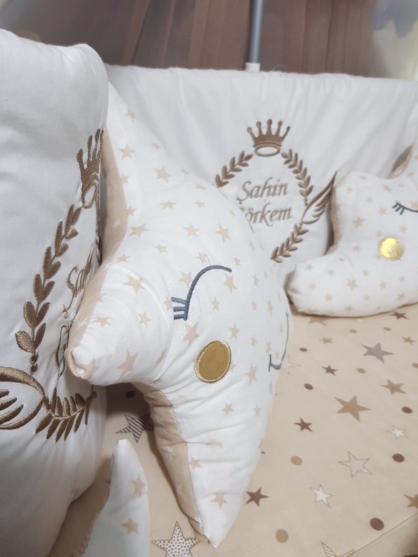 Bebek Odası , Çocuk Odası , Bebek Uyku Seti , Çocuk Uyku Seti , Bebek İsimli Kişiye Özel , Nakışlı Bebek Uyku Seti , İsme Özel Nakışlı Uyku Seti , Bebek İsimli Uyku Seti , Nakışlı Uyku Seti , Yorgan, Çarşaf, Yastık, Nevresim Takımı, Nevresim Seti , Beşik Yan Koruma, Beşik Kenar Korumalık , Lüks Cibinlik , Cibinlik Aparatı , Park Beşik , Mobilya Beşik , Sepet Beşik , Uyku Arkadaşı Yastık , Ay Bulut Yıldız Süs Yastıkları , Nakışlı bebek uyku setleri , Bebek uyku seti , Bebek odası dekorasyonu , Pamuklu bebek uyku seti , Çift yönlü bebek uyku seti , Nakış işlemeli bebek yastığı , Bebek cibinliği