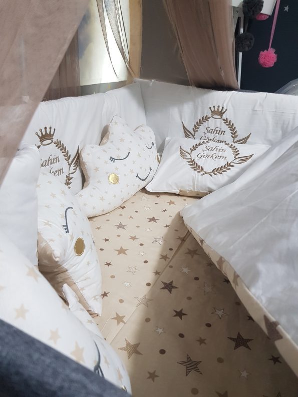 Bebek Odası , Çocuk Odası , Bebek Uyku Seti , Çocuk Uyku Seti , Bebek İsimli Kişiye Özel , Nakışlı Bebek Uyku Seti , İsme Özel Nakışlı Uyku Seti , Bebek İsimli Uyku Seti , Nakışlı Uyku Seti , Yorgan, Çarşaf, Yastık, Nevresim Takımı, Nevresim Seti , Beşik Yan Koruma, Beşik Kenar Korumalık , Lüks Cibinlik , Cibinlik Aparatı , Park Beşik , Mobilya Beşik , Sepet Beşik , Uyku Arkadaşı Yastık , Ay Bulut Yıldız Süs Yastıkları , Nakışlı bebek uyku setleri , Bebek uyku seti , Bebek odası dekorasyonu , Pamuklu bebek uyku seti , Çift yönlü bebek uyku seti , Nakış işlemeli bebek yastığı , Bebek cibinliği