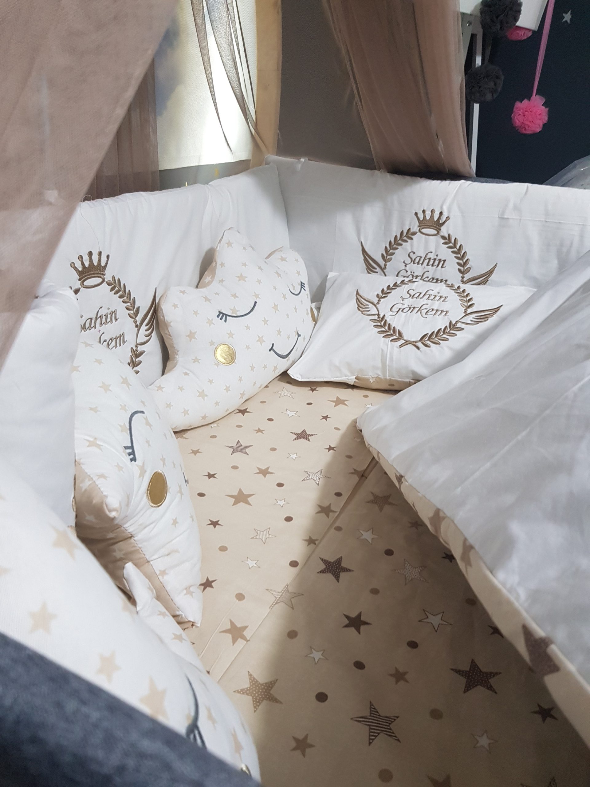 B7_Nakışlı_Uyku_Seti_Bebek_Cibinliği_Beşik_Yan_Koruma_(7) Bebek Odası , Çocuk Odası , Bebek Uyku Seti , Çocuk Uyku Seti , Bebek İsimli Kişiye Özel , Nakışlı Bebek Uyku Seti , İsme Özel Nakışlı Uyku Seti , Bebek İsimli Uyku Seti , Nakışlı Uyku Seti , Yorgan, Çarşaf, Yastık, Nevresim Takımı, Nevresim Seti , Beşik Yan Koruma, Beşik Kenar Korumalık , Lüks Cibinlik , Cibinlik Aparatı , Park Beşik , Mobilya Beşik , Sepet Beşik , Uyku Arkadaşı Yastık , Ay Bulut Yıldız Süs Yastıkları , Nakışlı bebek uyku setleri , Bebek uyku seti , Bebek odası dekorasyonu , Pamuklu bebek uyku seti , Çift yönlü bebek uyku seti , Nakış işlemeli bebek yastığı , Bebek cibinliği