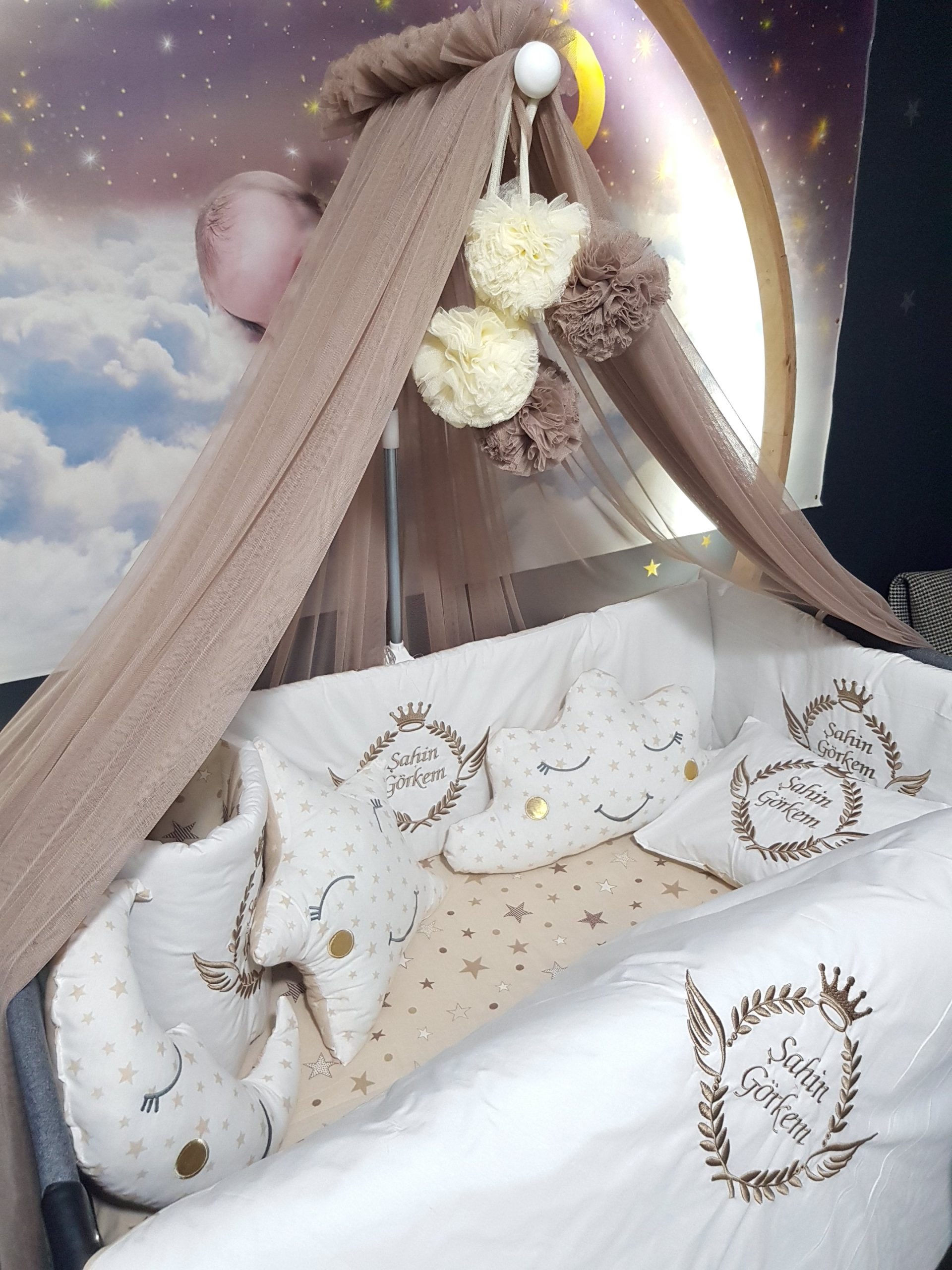 B7_Nakışlı_Uyku_Seti_Bebek_Cibinliği_Beşik_Yan_Koruma_(9) Bebek Odası , Çocuk Odası , Bebek Uyku Seti , Çocuk Uyku Seti , Bebek İsimli Kişiye Özel , Nakışlı Bebek Uyku Seti , İsme Özel Nakışlı Uyku Seti , Bebek İsimli Uyku Seti , Nakışlı Uyku Seti , Yorgan, Çarşaf, Yastık, Nevresim Takımı, Nevresim Seti , Beşik Yan Koruma, Beşik Kenar Korumalık , Lüks Cibinlik , Cibinlik Aparatı , Park Beşik , Mobilya Beşik , Sepet Beşik , Uyku Arkadaşı Yastık , Ay Bulut Yıldız Süs Yastıkları , Nakışlı bebek uyku setleri , Bebek uyku seti , Bebek odası dekorasyonu , Pamuklu bebek uyku seti , Çift yönlü bebek uyku seti , Nakış işlemeli bebek yastığı , Bebek cibinliği