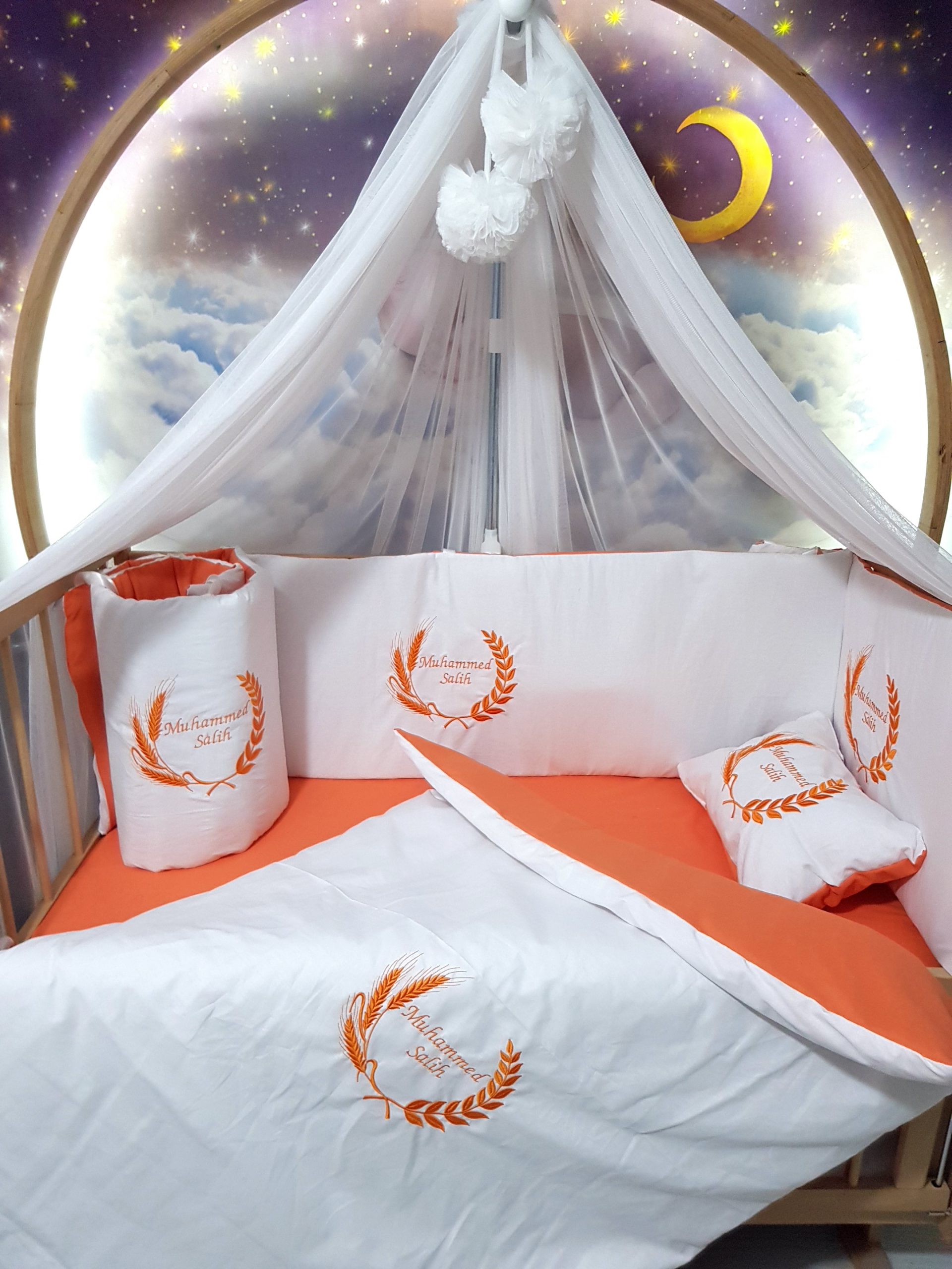 Nakışlı_Bebek_Uyku_Seti_Buğday_Başak_Motifi_Bebek_İsimli_Cibinlik_Mobilya Beşik_(1) Bebek Odası , Çocuk Odası , Bebek Uyku Seti , Çocuk Uyku Seti , Bebek İsimli Kişiye Özel , Nakışlı Bebek Uyku Seti , İsme Özel Nakışlı Uyku Seti , Bebek İsimli Uyku Seti , Nakışlı Uyku Seti , Yorgan, Çarşaf, Yastık, Nevresim Takımı, Nevresim Seti , Beşik Yan Koruma, Beşik Kenar Korumalık , Lüks Cibinlik , Cibinlik Aparatı , Park Beşik , Mobilya Beşik , Sepet Beşik , Uyku Arkadaşı Yastık , Ay Bulut Yıldız Süs Yastıkları , Nakışlı bebek uyku setleri , Bebek uyku seti , Bebek odası dekorasyonu , Pamuklu bebek uyku seti , Çift yönlü bebek uyku seti , Nakış işlemeli bebek yastığı , Bebek cibinliği