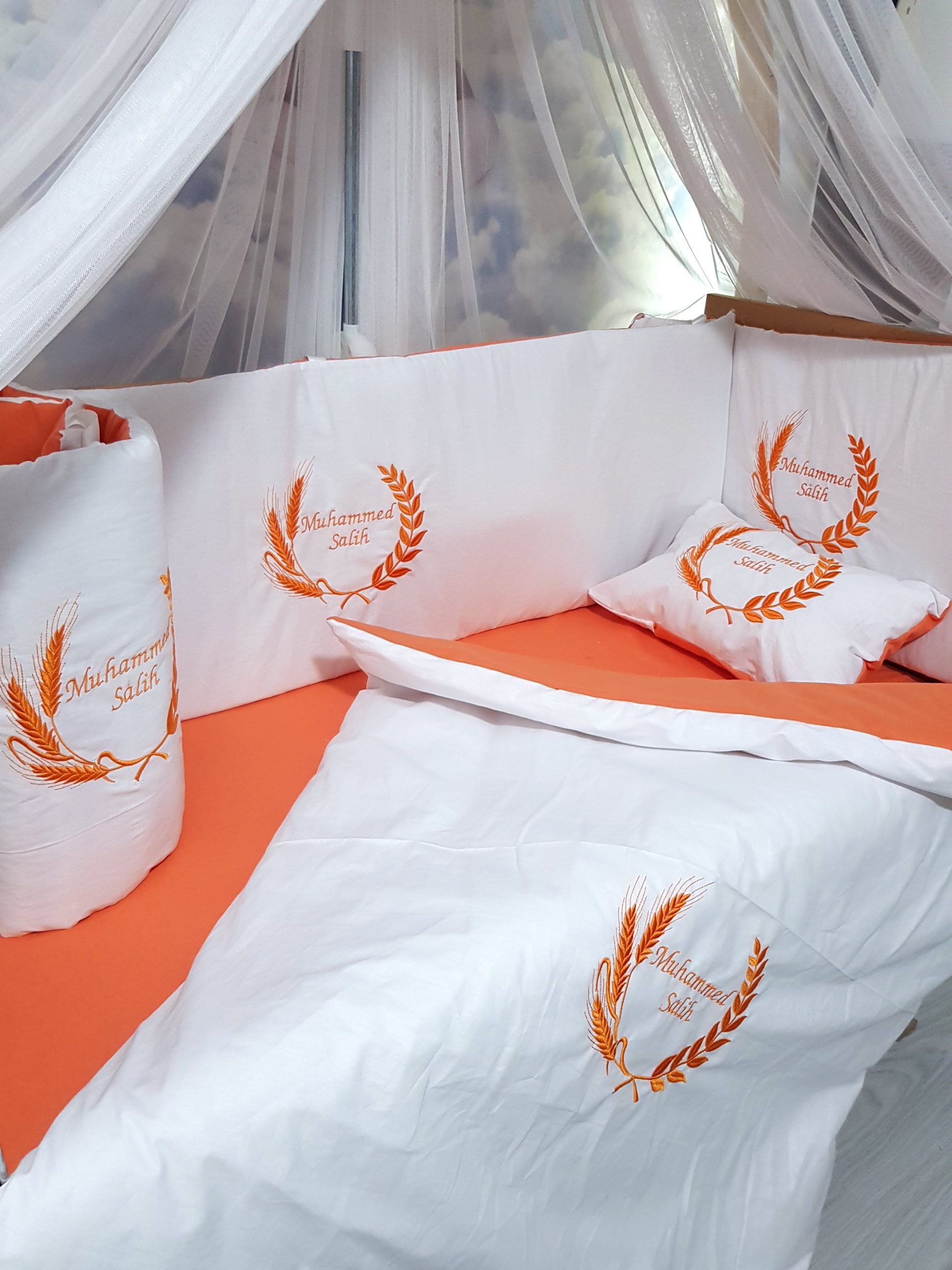 Nakışlı_Bebek_Uyku_Seti_Buğday_Başak_Motifi_Bebek_İsimli_Cibinlik_Mobilya Beşik_(3) Bebek Odası , Çocuk Odası , Bebek Uyku Seti , Çocuk Uyku Seti , Bebek İsimli Kişiye Özel , Nakışlı Bebek Uyku Seti , İsme Özel Nakışlı Uyku Seti , Bebek İsimli Uyku Seti , Nakışlı Uyku Seti , Yorgan, Çarşaf, Yastık, Nevresim Takımı, Nevresim Seti , Beşik Yan Koruma, Beşik Kenar Korumalık , Lüks Cibinlik , Cibinlik Aparatı , Park Beşik , Mobilya Beşik , Sepet Beşik , Uyku Arkadaşı Yastık , Ay Bulut Yıldız Süs Yastıkları , Nakışlı bebek uyku setleri , Bebek uyku seti , Bebek odası dekorasyonu , Pamuklu bebek uyku seti , Çift yönlü bebek uyku seti , Nakış işlemeli bebek yastığı , Bebek cibinliği