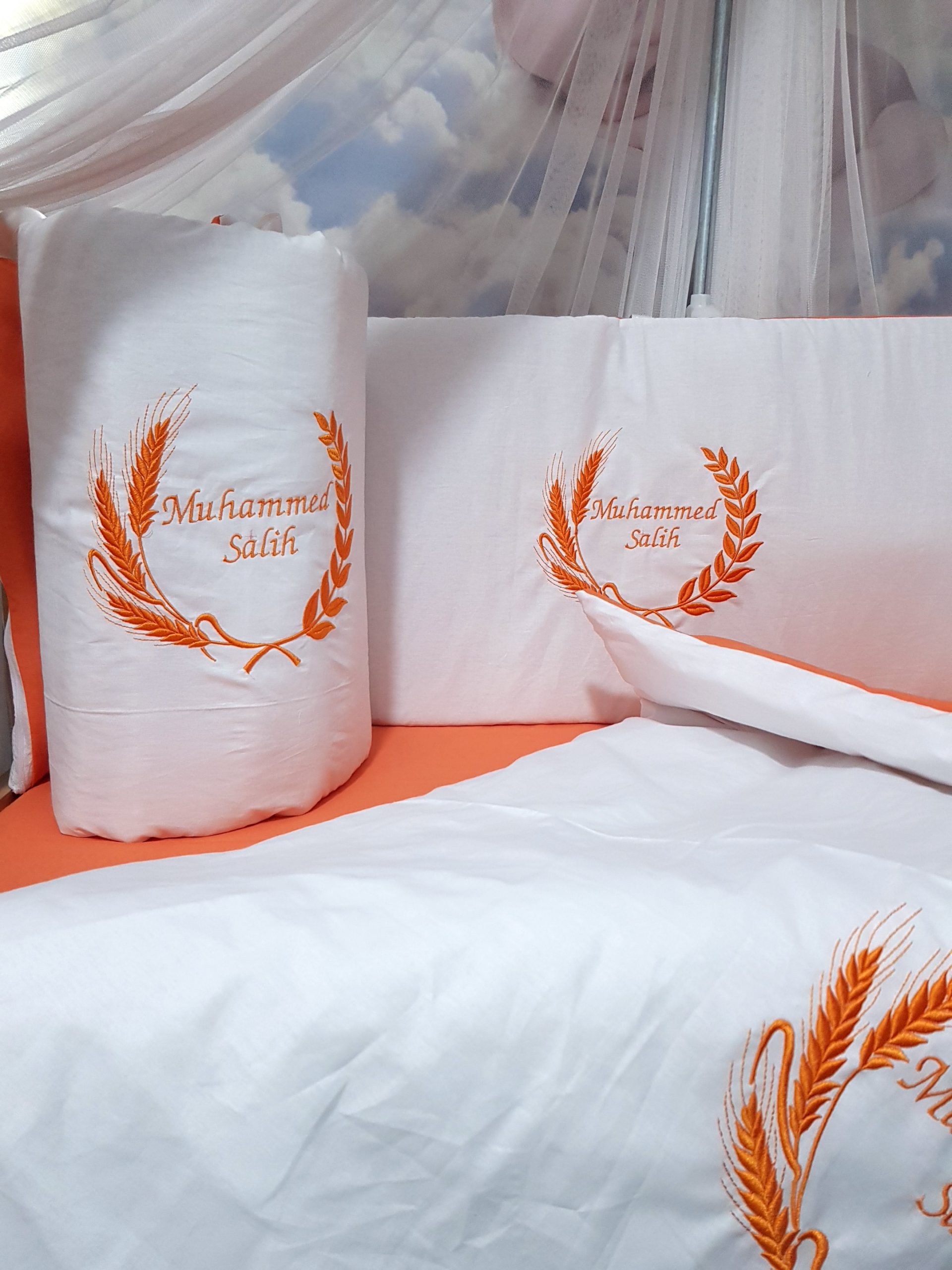 Nakışlı_Bebek_Uyku_Seti_Buğday_Başak_Motifi_Bebek_İsimli_Cibinlik_Mobilya Beşik_(4) Bebek Odası , Çocuk Odası , Bebek Uyku Seti , Çocuk Uyku Seti , Bebek İsimli Kişiye Özel , Nakışlı Bebek Uyku Seti , İsme Özel Nakışlı Uyku Seti , Bebek İsimli Uyku Seti , Nakışlı Uyku Seti , Yorgan, Çarşaf, Yastık, Nevresim Takımı, Nevresim Seti , Beşik Yan Koruma, Beşik Kenar Korumalık , Lüks Cibinlik , Cibinlik Aparatı , Park Beşik , Mobilya Beşik , Sepet Beşik , Uyku Arkadaşı Yastık , Ay Bulut Yıldız Süs Yastıkları , Nakışlı bebek uyku setleri , Bebek uyku seti , Bebek odası dekorasyonu , Pamuklu bebek uyku seti , Çift yönlü bebek uyku seti , Nakış işlemeli bebek yastığı , Bebek cibinliği