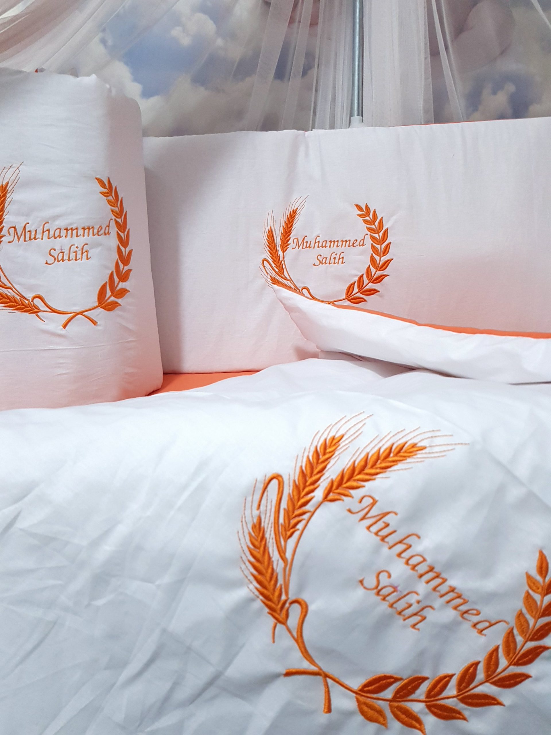 Nakışlı_Bebek_Uyku_Seti_Buğday_Başak_Motifi_Bebek_İsimli_Cibinlik_Mobilya Beşik_(5) Bebek Odası , Çocuk Odası , Bebek Uyku Seti , Çocuk Uyku Seti , Bebek İsimli Kişiye Özel , Nakışlı Bebek Uyku Seti , İsme Özel Nakışlı Uyku Seti , Bebek İsimli Uyku Seti , Nakışlı Uyku Seti , Yorgan, Çarşaf, Yastık, Nevresim Takımı, Nevresim Seti , Beşik Yan Koruma, Beşik Kenar Korumalık , Lüks Cibinlik , Cibinlik Aparatı , Park Beşik , Mobilya Beşik , Sepet Beşik , Uyku Arkadaşı Yastık , Ay Bulut Yıldız Süs Yastıkları , Nakışlı bebek uyku setleri , Bebek uyku seti , Bebek odası dekorasyonu , Pamuklu bebek uyku seti , Çift yönlü bebek uyku seti , Nakış işlemeli bebek yastığı , Bebek cibinliği