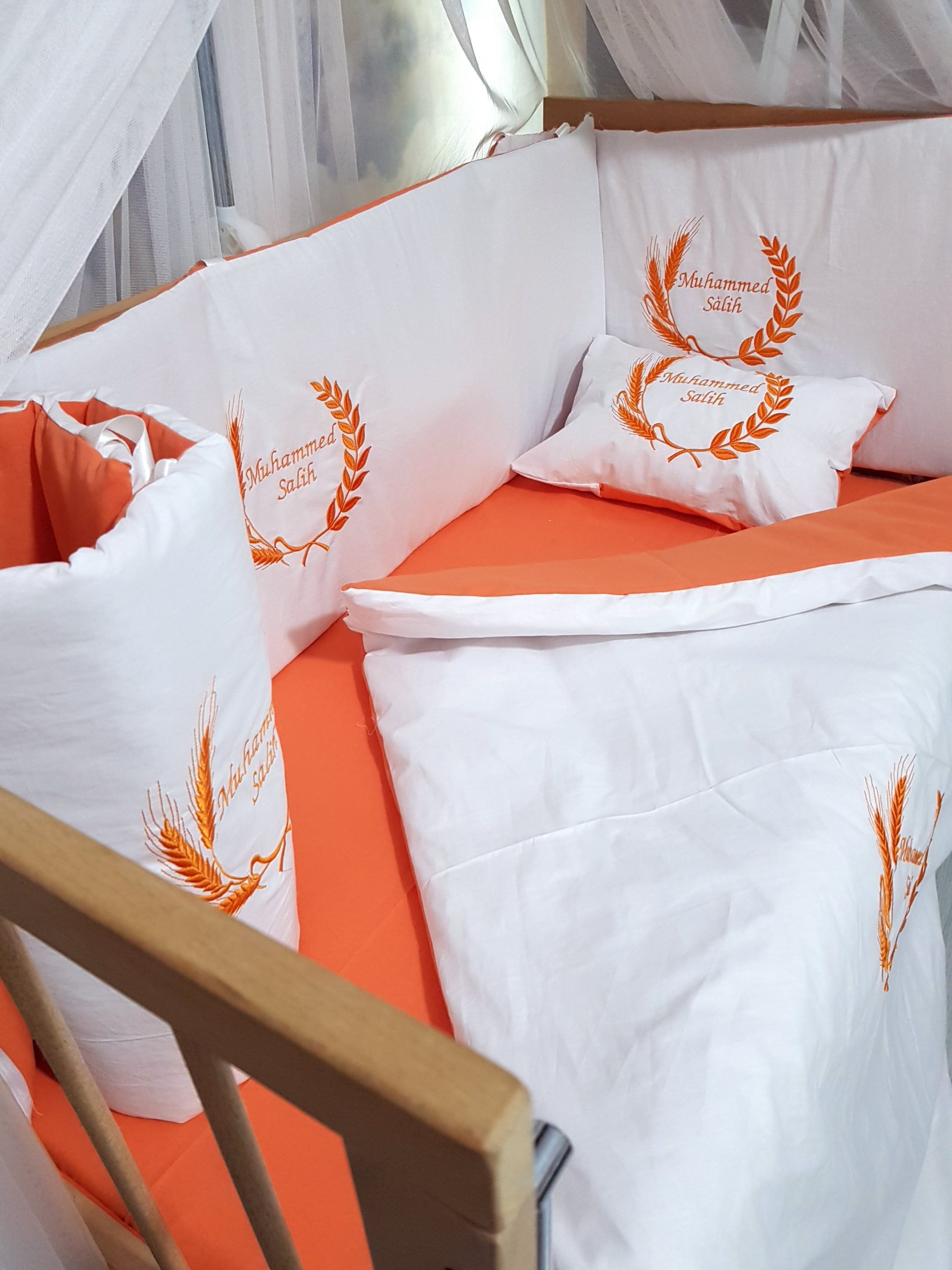 Nakışlı_Bebek_Uyku_Seti_Buğday_Başak_Motifi_Bebek_İsimli_Cibinlik_Mobilya Beşik_(6) Bebek Odası , Çocuk Odası , Bebek Uyku Seti , Çocuk Uyku Seti , Bebek İsimli Kişiye Özel , Nakışlı Bebek Uyku Seti , İsme Özel Nakışlı Uyku Seti , Bebek İsimli Uyku Seti , Nakışlı Uyku Seti , Yorgan, Çarşaf, Yastık, Nevresim Takımı, Nevresim Seti , Beşik Yan Koruma, Beşik Kenar Korumalık , Lüks Cibinlik , Cibinlik Aparatı , Park Beşik , Mobilya Beşik , Sepet Beşik , Uyku Arkadaşı Yastık , Ay Bulut Yıldız Süs Yastıkları , Nakışlı bebek uyku setleri , Bebek uyku seti , Bebek odası dekorasyonu , Pamuklu bebek uyku seti , Çift yönlü bebek uyku seti , Nakış işlemeli bebek yastığı , Bebek cibinliği