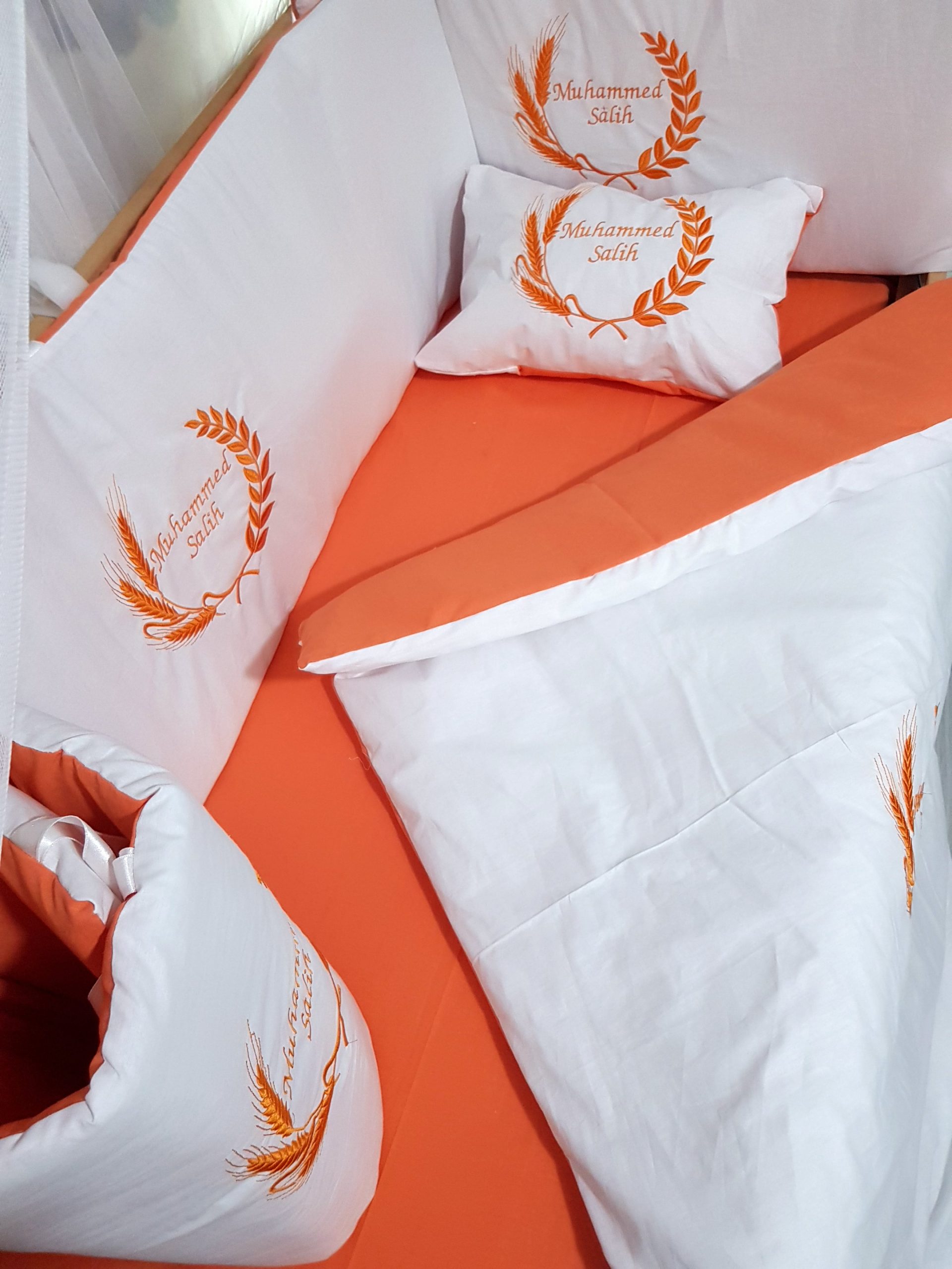 Nakışlı_Bebek_Uyku_Seti_Buğday_Başak_Motifi_Bebek_İsimli_Cibinlik_Mobilya Beşik_(7) Bebek Odası , Çocuk Odası , Bebek Uyku Seti , Çocuk Uyku Seti , Bebek İsimli Kişiye Özel , Nakışlı Bebek Uyku Seti , İsme Özel Nakışlı Uyku Seti , Bebek İsimli Uyku Seti , Nakışlı Uyku Seti , Yorgan, Çarşaf, Yastık, Nevresim Takımı, Nevresim Seti , Beşik Yan Koruma, Beşik Kenar Korumalık , Lüks Cibinlik , Cibinlik Aparatı , Park Beşik , Mobilya Beşik , Sepet Beşik , Uyku Arkadaşı Yastık , Ay Bulut Yıldız Süs Yastıkları , Nakışlı bebek uyku setleri , Bebek uyku seti , Bebek odası dekorasyonu , Pamuklu bebek uyku seti , Çift yönlü bebek uyku seti , Nakış işlemeli bebek yastığı , Bebek cibinliği