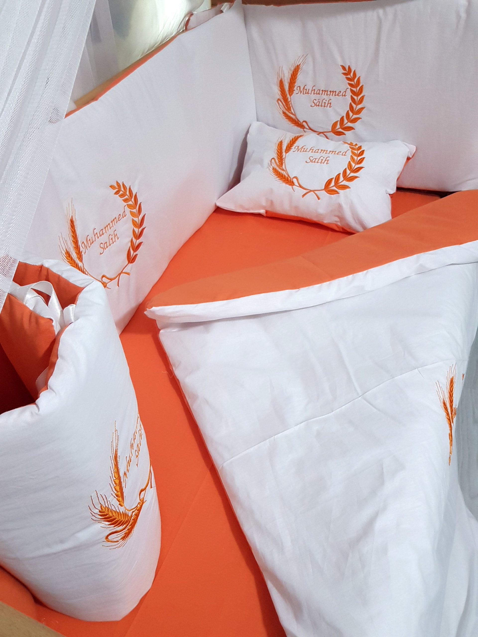 Nakışlı_Bebek_Uyku_Seti_Buğday_Başak_Motifi_Bebek_İsimli_Cibinlik_Mobilya Beşik_(8) Bebek Odası , Çocuk Odası , Bebek Uyku Seti , Çocuk Uyku Seti , Bebek İsimli Kişiye Özel , Nakışlı Bebek Uyku Seti , İsme Özel Nakışlı Uyku Seti , Bebek İsimli Uyku Seti , Nakışlı Uyku Seti , Yorgan, Çarşaf, Yastık, Nevresim Takımı, Nevresim Seti , Beşik Yan Koruma, Beşik Kenar Korumalık , Lüks Cibinlik , Cibinlik Aparatı , Park Beşik , Mobilya Beşik , Sepet Beşik , Uyku Arkadaşı Yastık , Ay Bulut Yıldız Süs Yastıkları , Nakışlı bebek uyku setleri , Bebek uyku seti , Bebek odası dekorasyonu , Pamuklu bebek uyku seti , Çift yönlü bebek uyku seti , Nakış işlemeli bebek yastığı , Bebek cibinliği