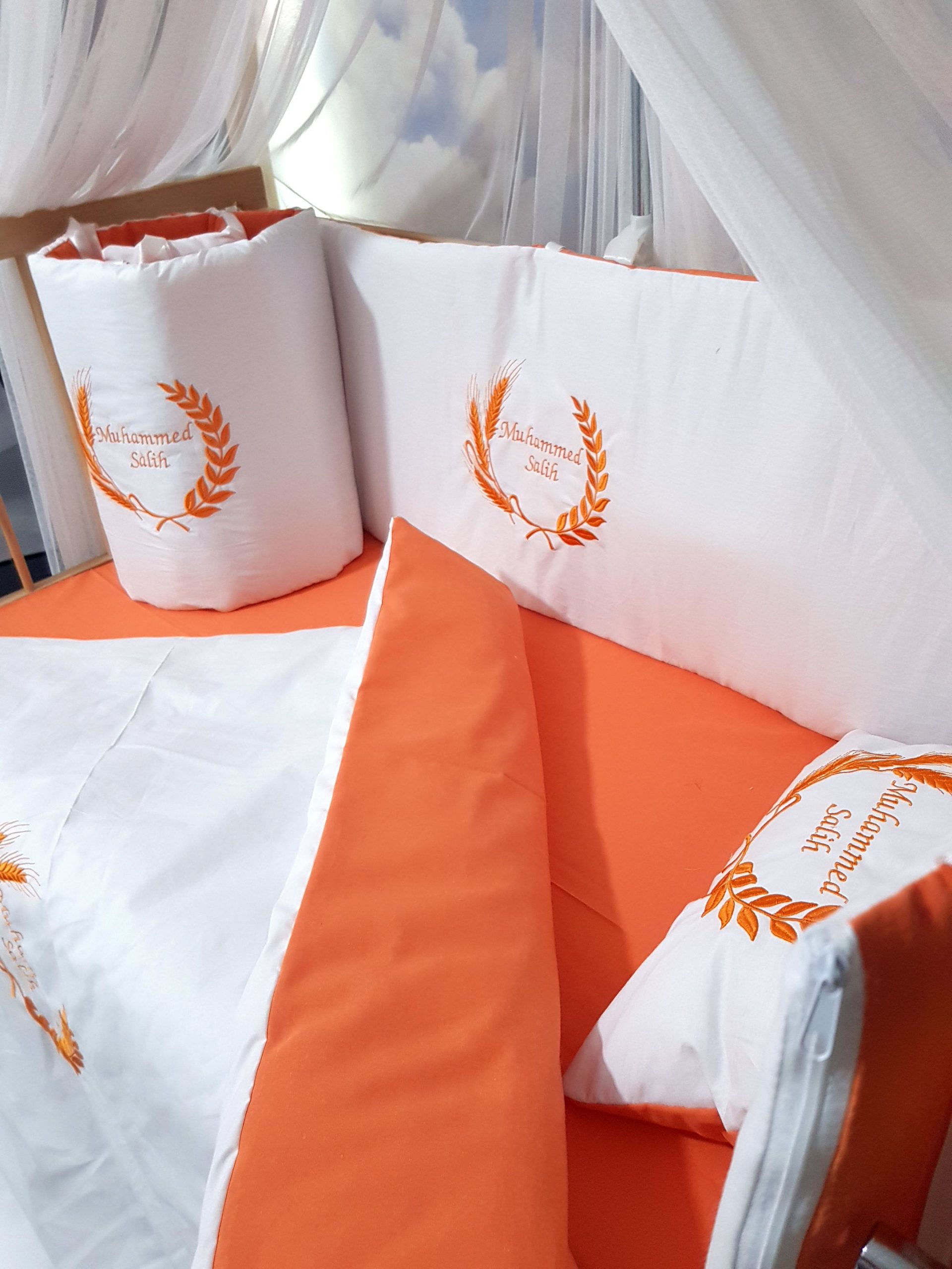 Nakışlı_Bebek_Uyku_Seti_Buğday_Başak_Motifi_Bebek_İsimli_Cibinlik_Mobilya Beşik_(9) Bebek Odası , Çocuk Odası , Bebek Uyku Seti , Çocuk Uyku Seti , Bebek İsimli Kişiye Özel , Nakışlı Bebek Uyku Seti , İsme Özel Nakışlı Uyku Seti , Bebek İsimli Uyku Seti , Nakışlı Uyku Seti , Yorgan, Çarşaf, Yastık, Nevresim Takımı, Nevresim Seti , Beşik Yan Koruma, Beşik Kenar Korumalık , Lüks Cibinlik , Cibinlik Aparatı , Park Beşik , Mobilya Beşik , Sepet Beşik , Uyku Arkadaşı Yastık , Ay Bulut Yıldız Süs Yastıkları , Nakışlı bebek uyku setleri , Bebek uyku seti , Bebek odası dekorasyonu , Pamuklu bebek uyku seti , Çift yönlü bebek uyku seti , Nakış işlemeli bebek yastığı , Bebek cibinliği