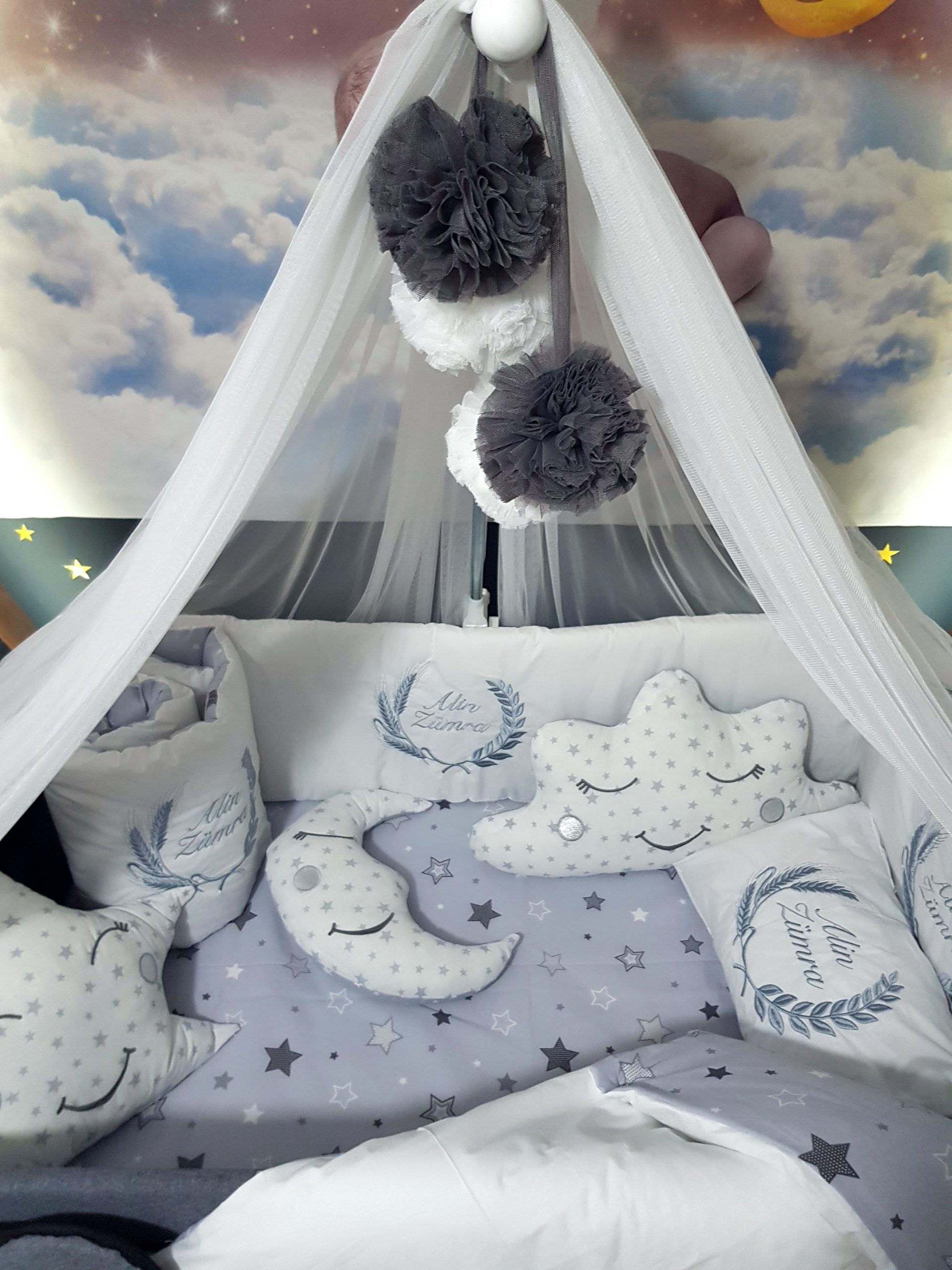 Bebek Odası , Çocuk Odası , Bebek Uyku Seti , Çocuk Uyku Seti , Bebek İsimli Kişiye Özel , Nakışlı Bebek Uyku Seti , İsme Özel Nakışlı Uyku Seti , Bebek İsimli Uyku Seti , Nakışlı Uyku Seti , Yorgan, Çarşaf, Yastık, Nevresim Takımı, Nevresim Seti , Beşik Yan Koruma, Beşik Kenar Korumalık , Lüks Cibinlik , Cibinlik Aparatı , Park Beşik , Mobilya Beşik , Sepet Beşik , Uyku Arkadaşı Yastık , Ay Bulut Yıldız Süs Yastıkları , Nakışlı bebek uyku setleri , Bebek uyku seti , Bebek odası dekorasyonu , Pamuklu bebek uyku seti , Çift yönlü bebek uyku seti , Nakış işlemeli bebek yastığı , Bebek cibinliği