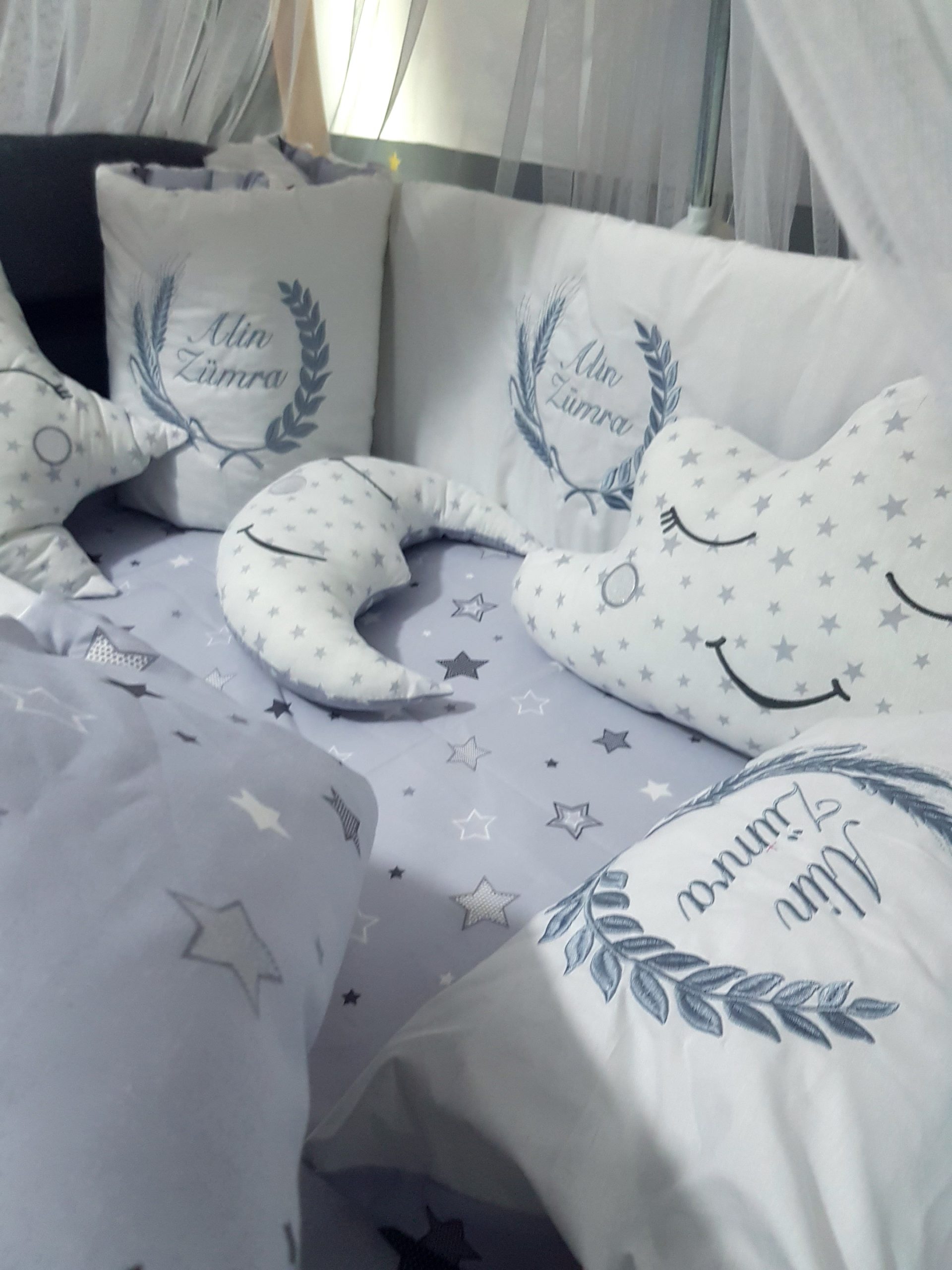 Bebek Odası , Çocuk Odası , Bebek Uyku Seti , Çocuk Uyku Seti , Bebek İsimli Kişiye Özel , Nakışlı Bebek Uyku Seti , İsme Özel Nakışlı Uyku Seti , Bebek İsimli Uyku Seti , Nakışlı Uyku Seti , Yorgan, Çarşaf, Yastık, Nevresim Takımı, Nevresim Seti , Beşik Yan Koruma, Beşik Kenar Korumalık , Lüks Cibinlik , Cibinlik Aparatı , Park Beşik , Mobilya Beşik , Sepet Beşik , Uyku Arkadaşı Yastık , Ay Bulut Yıldız Süs Yastıkları , Nakışlı bebek uyku setleri , Bebek uyku seti , Bebek odası dekorasyonu , Pamuklu bebek uyku seti , Çift yönlü bebek uyku seti , Nakış işlemeli bebek yastığı , Bebek cibinliği