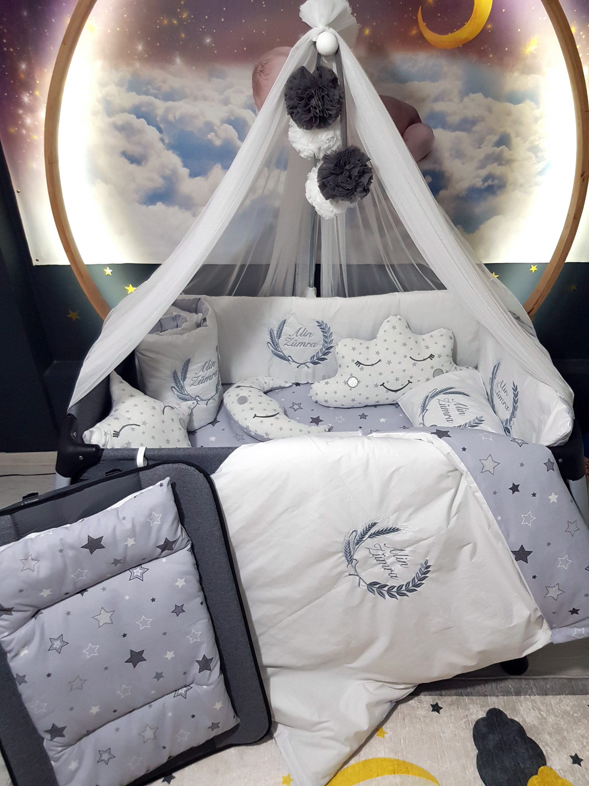 Bebek Odası , Çocuk Odası , Bebek Uyku Seti , Çocuk Uyku Seti , Bebek İsimli Kişiye Özel , Nakışlı Bebek Uyku Seti , İsme Özel Nakışlı Uyku Seti , Bebek İsimli Uyku Seti , Nakışlı Uyku Seti , Yorgan, Çarşaf, Yastık, Nevresim Takımı, Nevresim Seti , Beşik Yan Koruma, Beşik Kenar Korumalık , Lüks Cibinlik , Cibinlik Aparatı , Park Beşik , Mobilya Beşik , Sepet Beşik , Uyku Arkadaşı Yastık , Ay Bulut Yıldız Süs Yastıkları , Nakışlı bebek uyku setleri , Bebek uyku seti , Bebek odası dekorasyonu , Pamuklu bebek uyku seti , Çift yönlü bebek uyku seti , Nakış işlemeli bebek yastığı , Bebek cibinliği